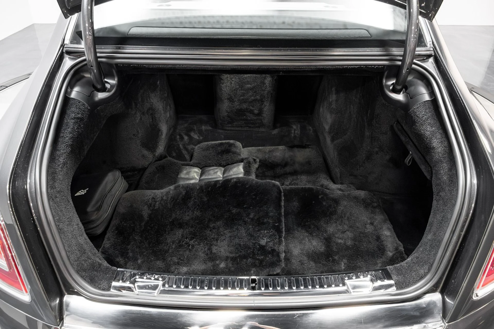 mph061_1709060961_Used_2019_Rolls_Royce_Phantom_1770350910_36fef44982