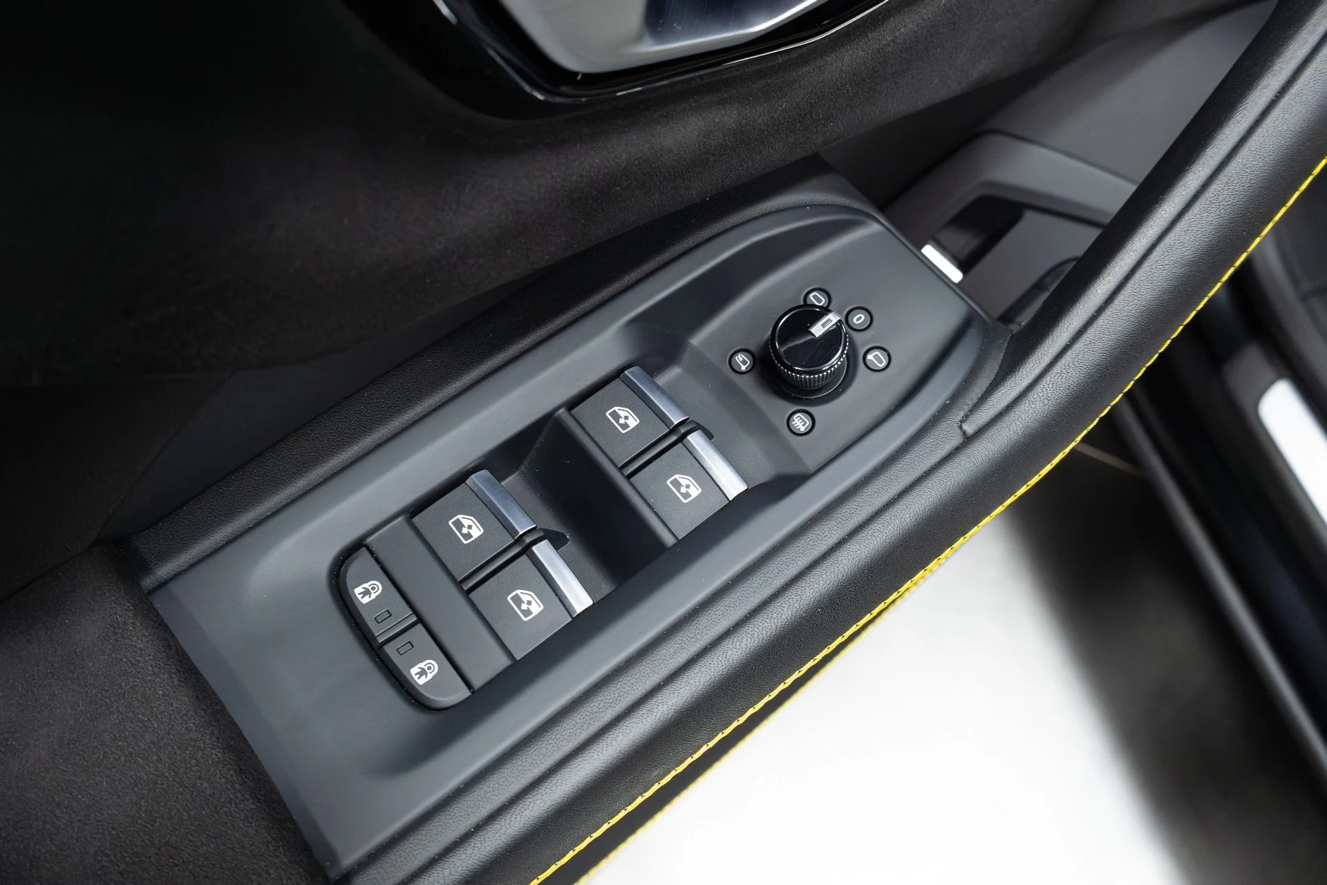 mph061_1791962580_Used_2022_Lamborghini_Urus_Graphite_Capsule_1775757245_6e6b5e1aba