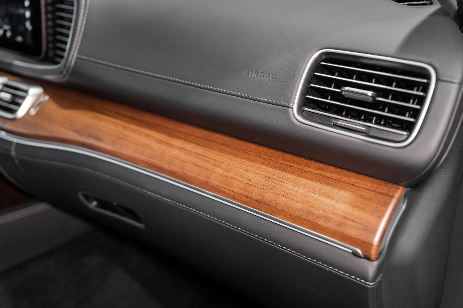 mph061_1830327555_Used_2023_Mercedes_Benz_GLS_Maybach_GLS_600_1762355740_cb9de0e33d