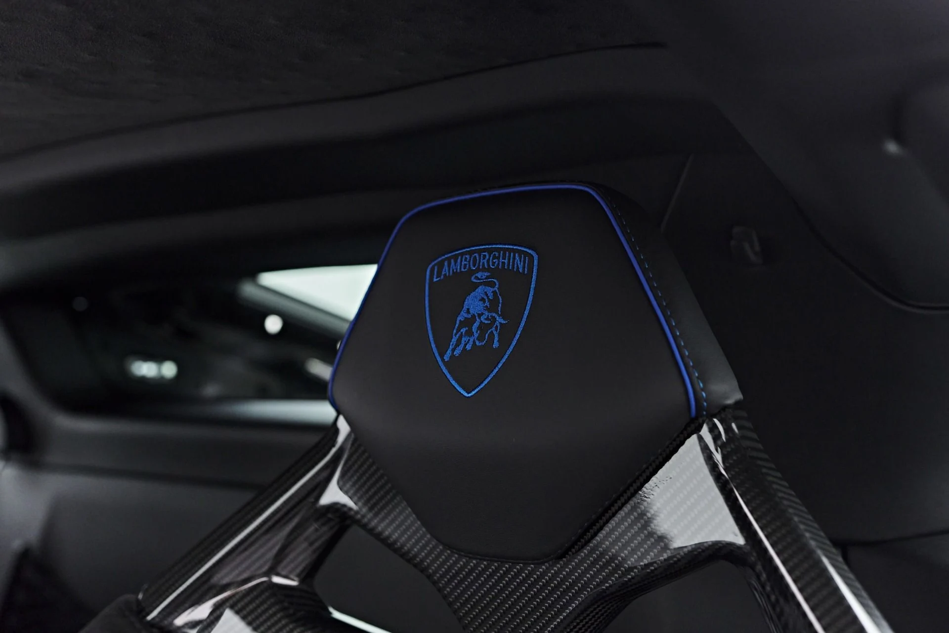 mph061_1862551470_Used_2021_Lamborghini_Huracan_EVO_Base_1758314705_cc011d2386