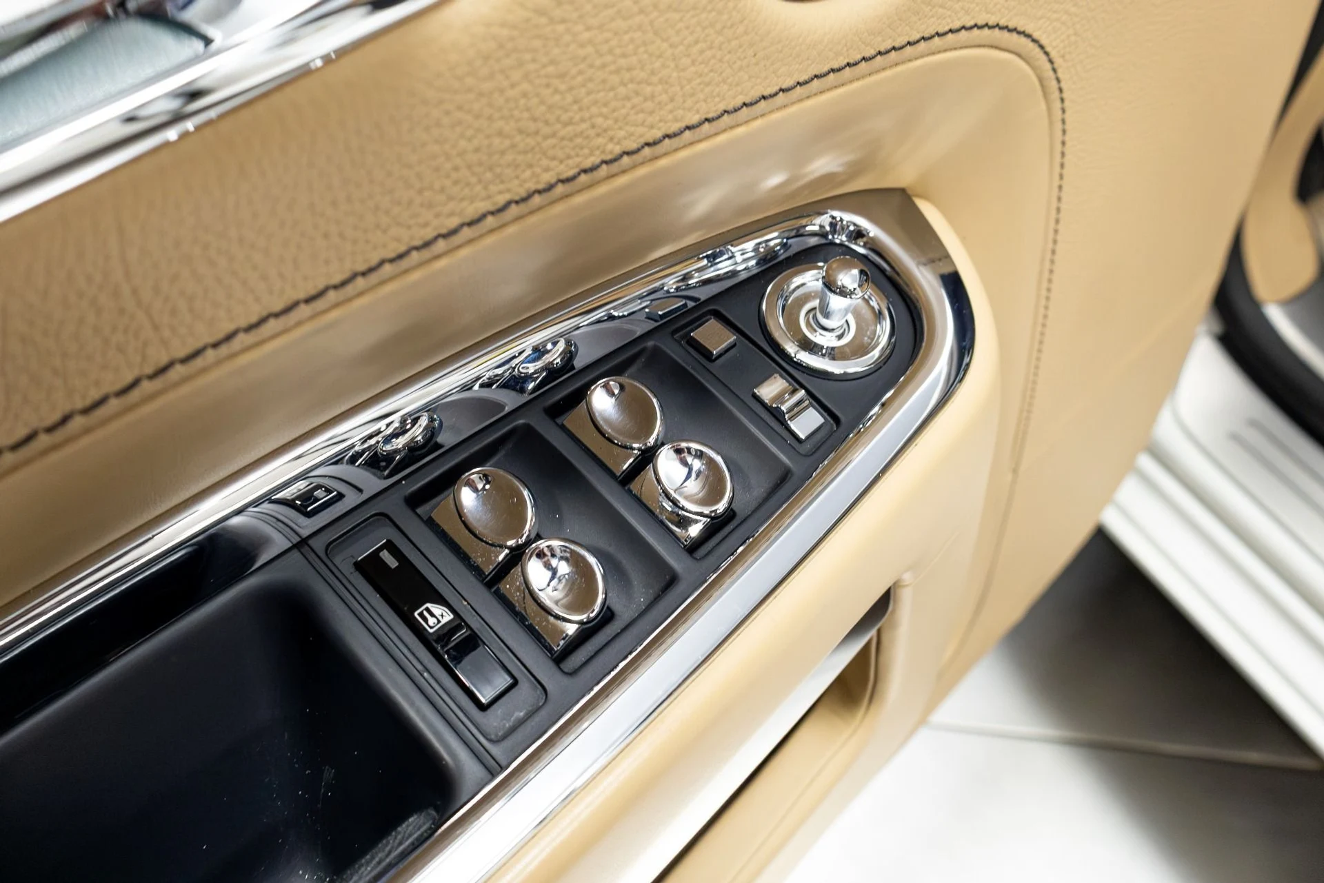 mph061_1898840577_Used_2017_Rolls_Royce_Ghost_1774888920_51e2387de7