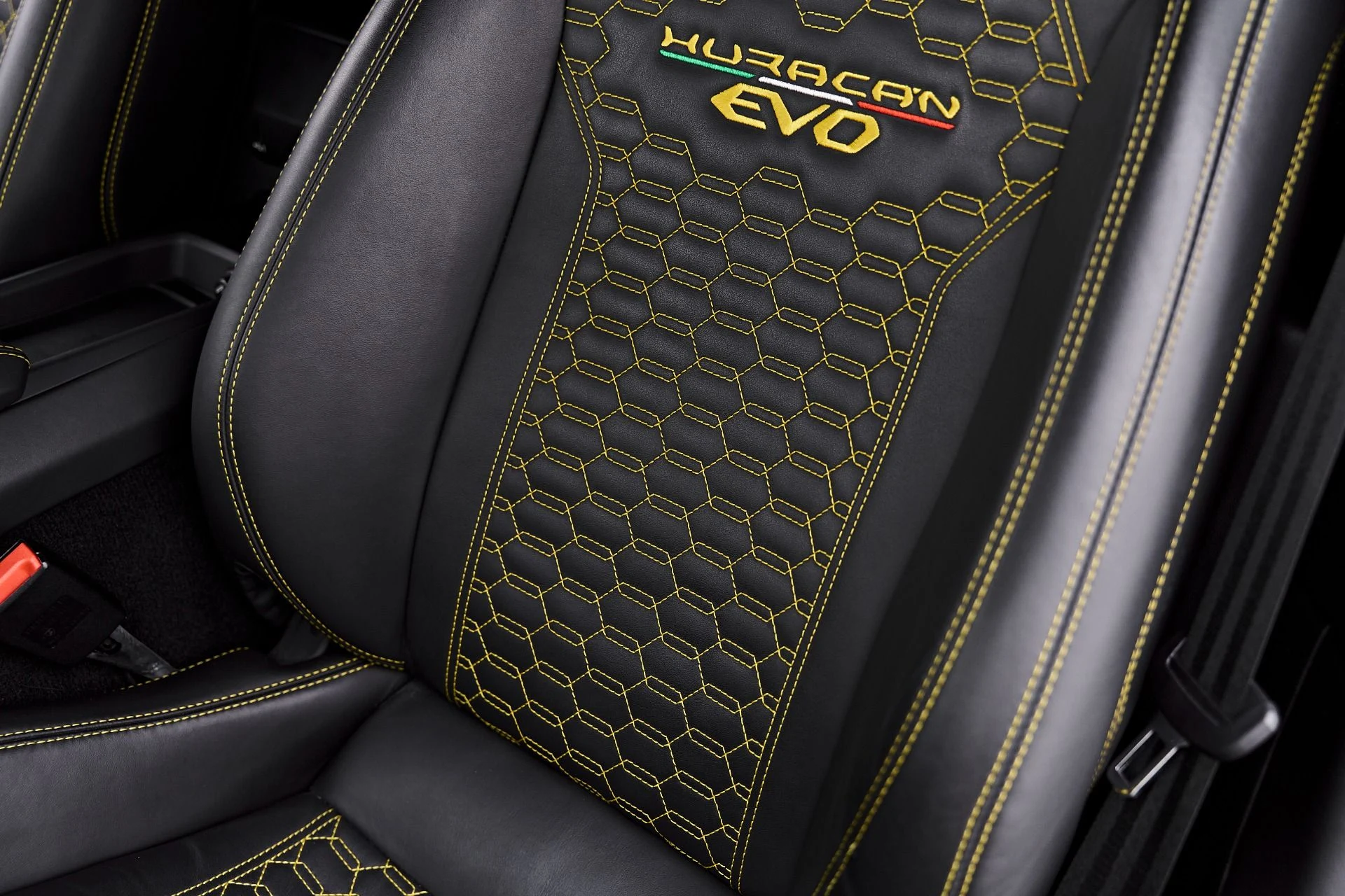 mph061_1915744297_Used_2022_Lamborghini_Huracan_EVO_Base_1787357905_a16a4e0810