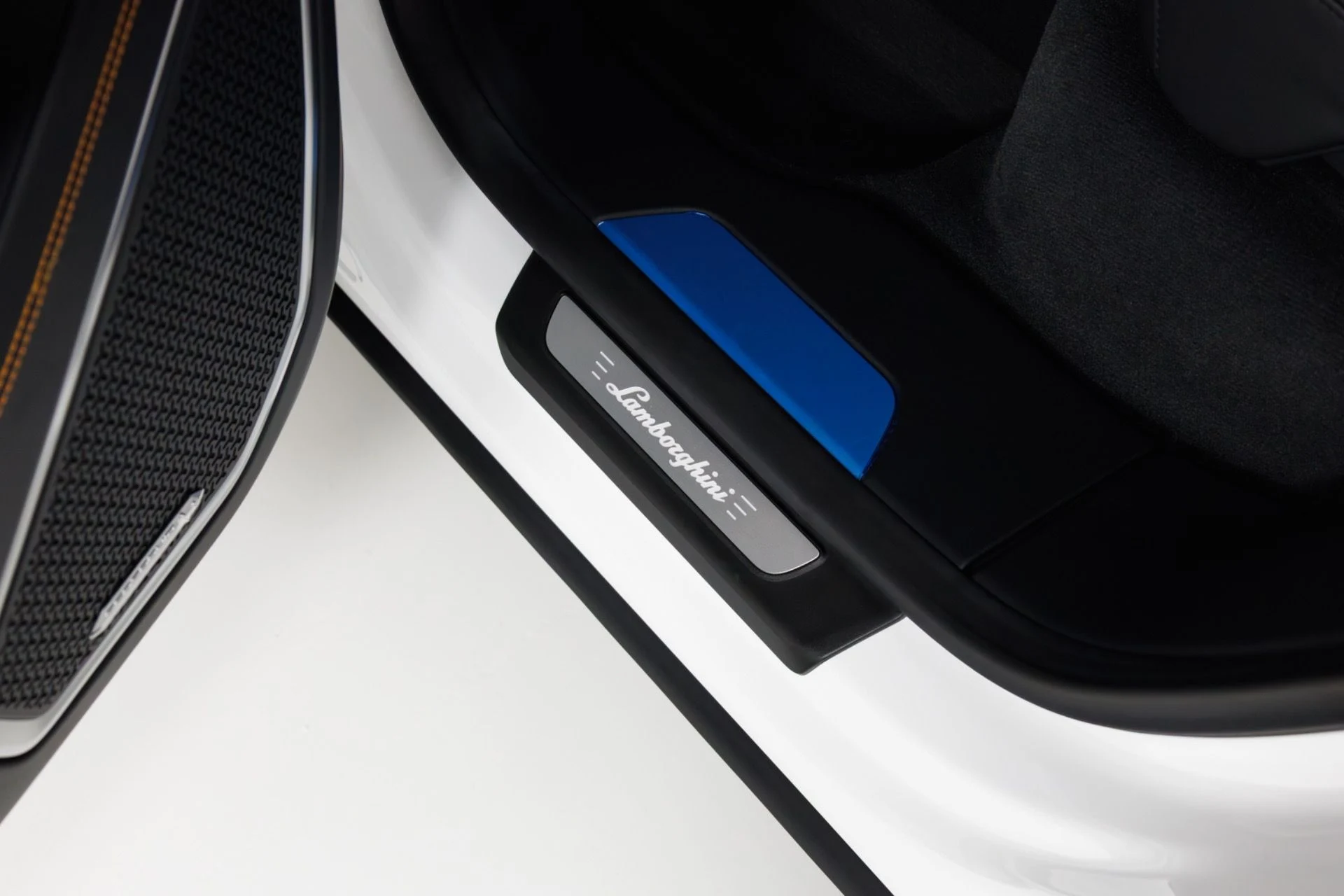 mph061_1923084406_Used_2024_Lamborghini_Urus_S_1775674860_b011ebe373