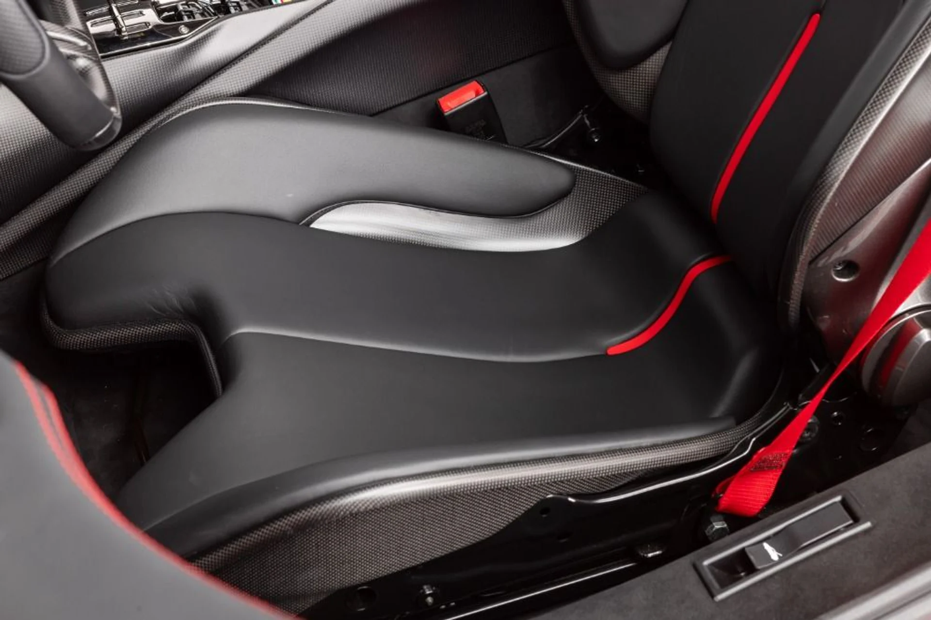 mph061_2015136323_Used_2022_Ferrari_SF_90_Spider_136946e58e