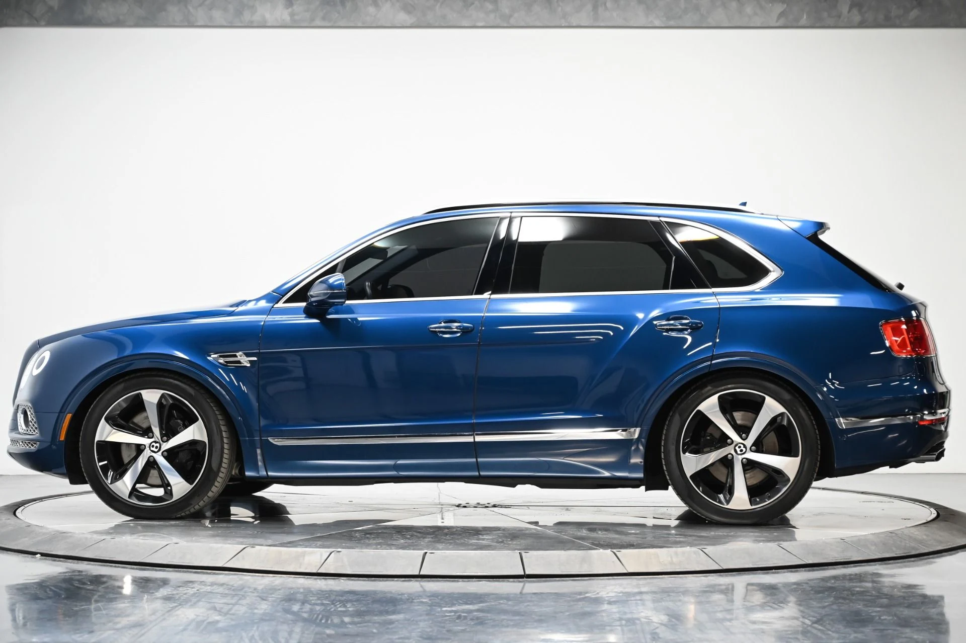 mph061_2026565317_Used_2018_Bentley_Bentayga_W12_1749249697_c35bcbdf1a