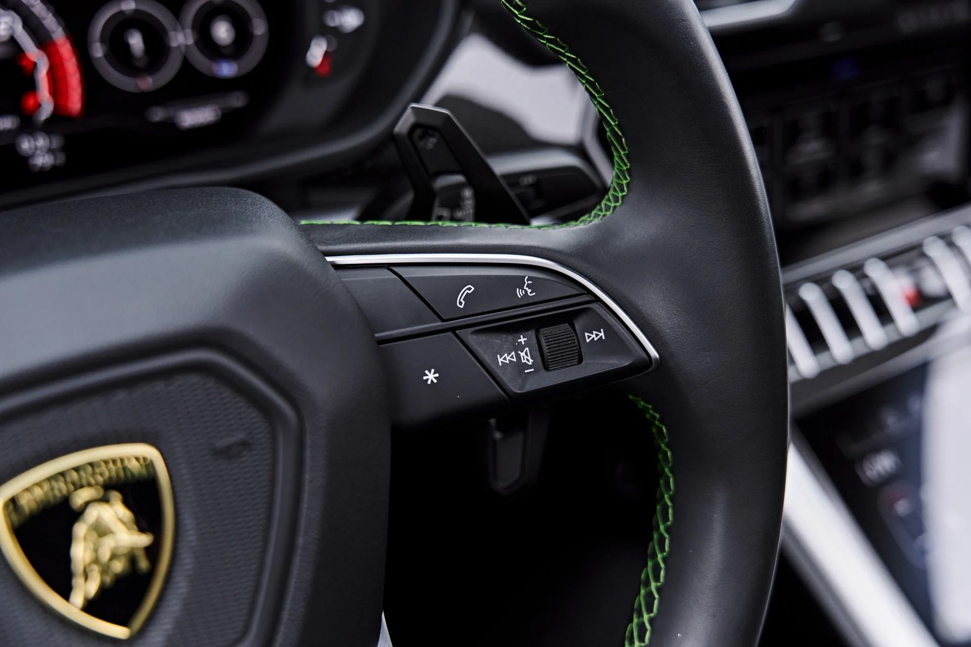 mph061_2218286180_Used_2021_Lamborghini_Urus_1788457983_b3f97e479c