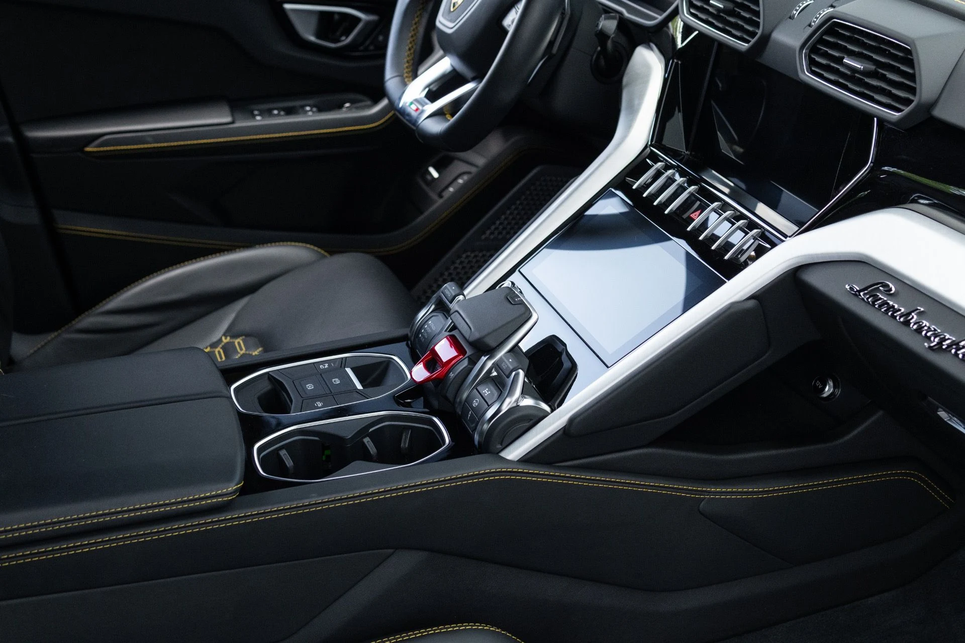 mph061_2278469106_Used_2022_Lamborghini_Urus_1776127242_6c8571be82