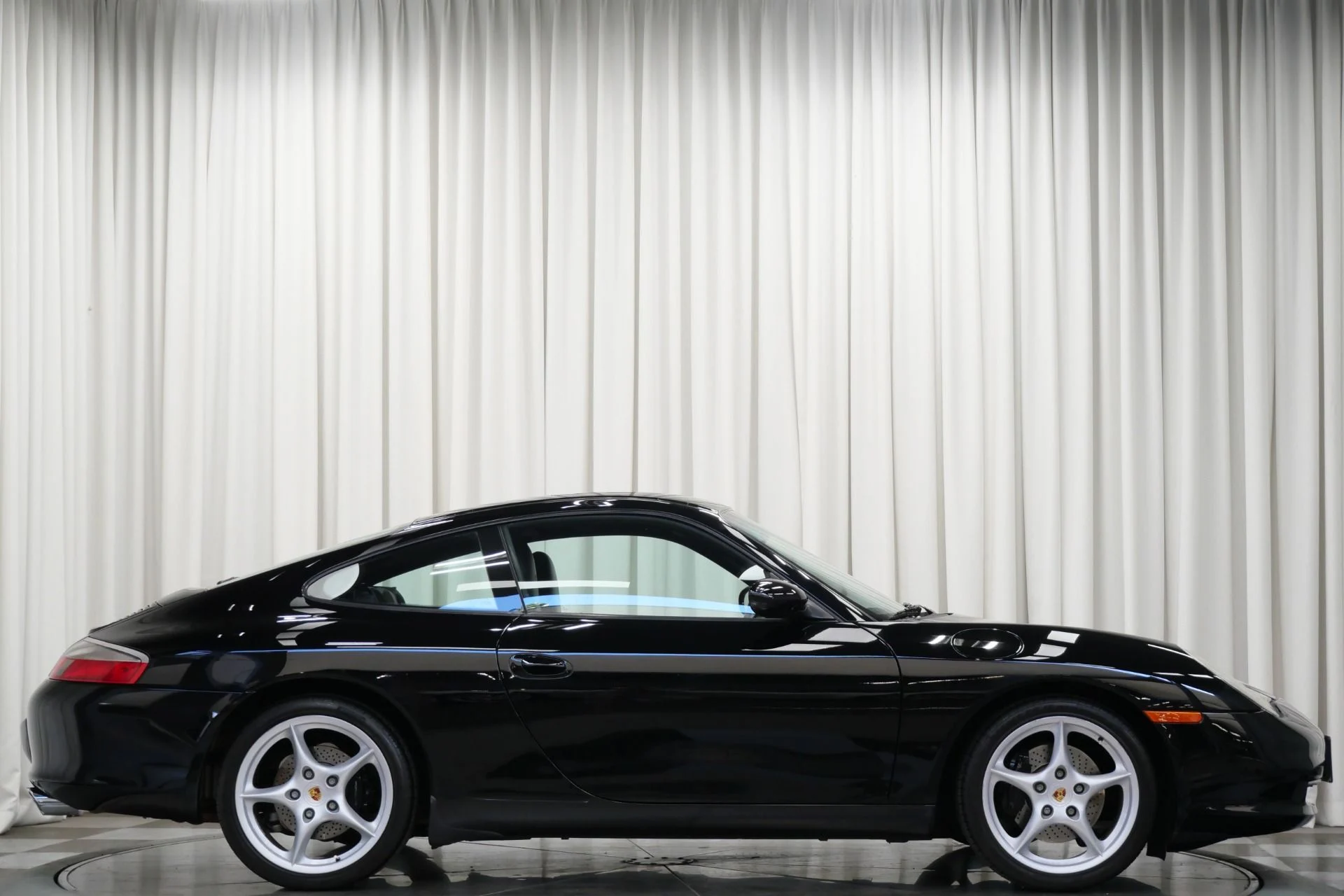 mph061_2294435582_Used_2003_Porsche_911_Carrera_1758033613_995d13d46d