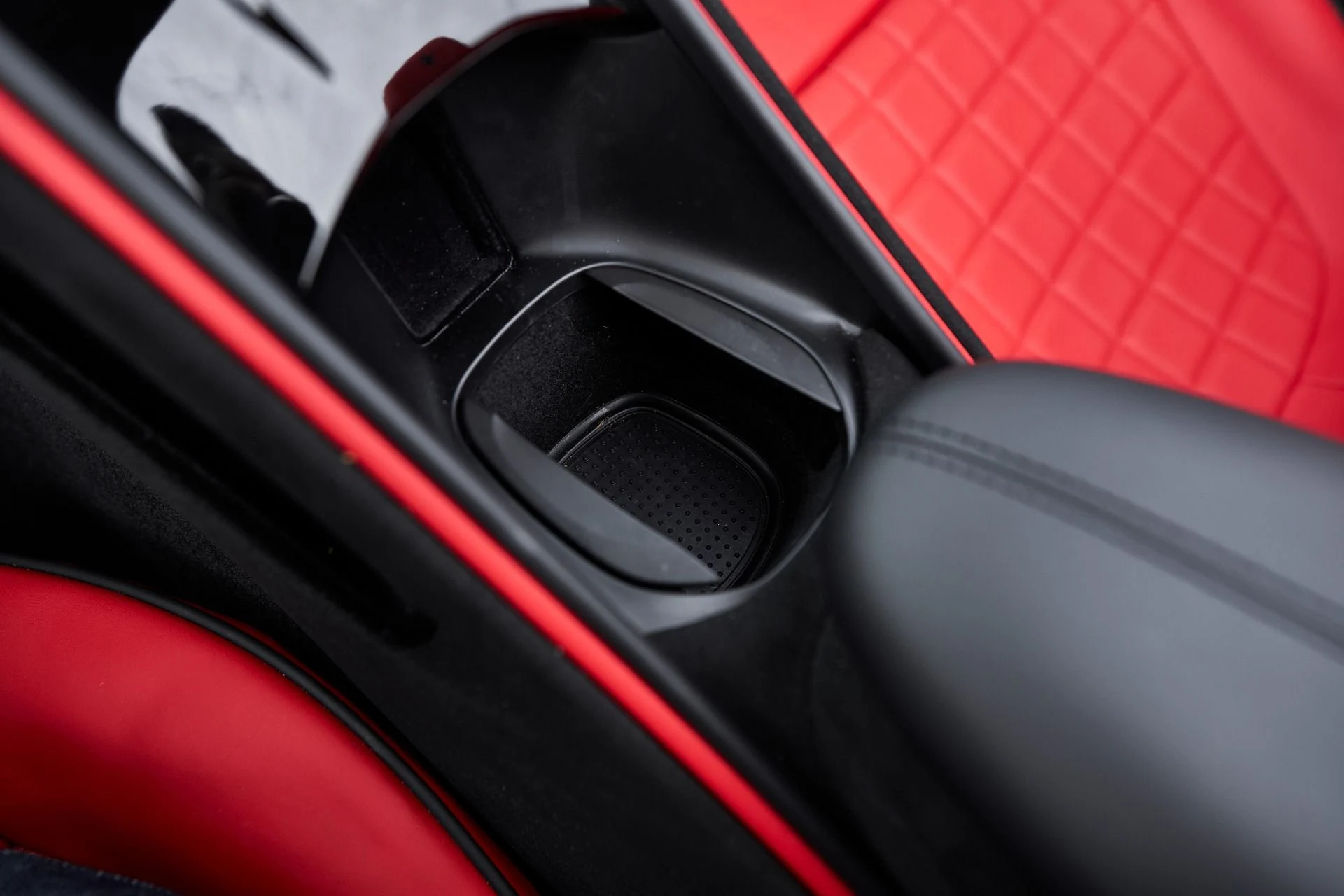 mph061_2305235192_Used_2024_Ferrari_Roma_Base_1763170130_b3db5ead2b