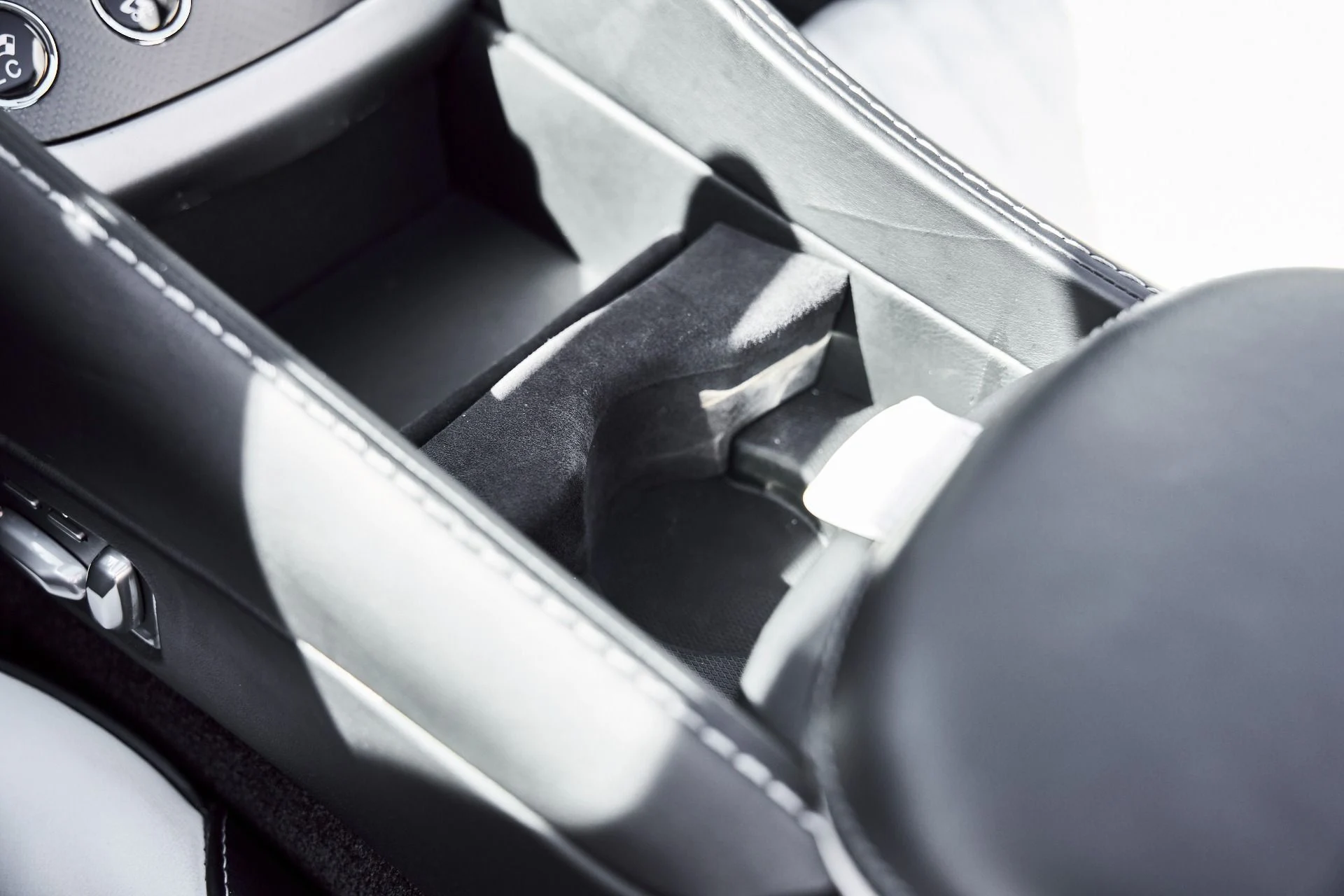 mph061_2313865619_Used_2017_Aston_Martin_Vanquish_Volante_1773797537_b5acd30775