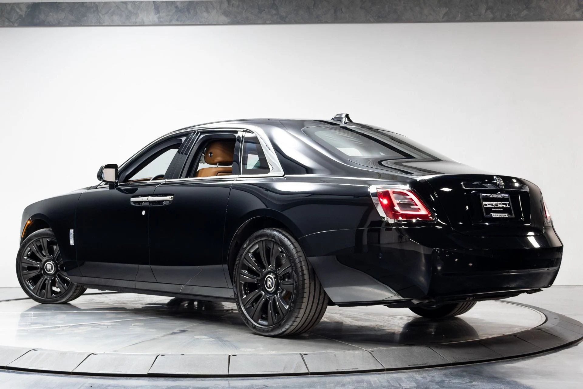 mph061_2352746312_Used_2022_Rolls_Royce_Ghost_1776785101_51eeab1e21