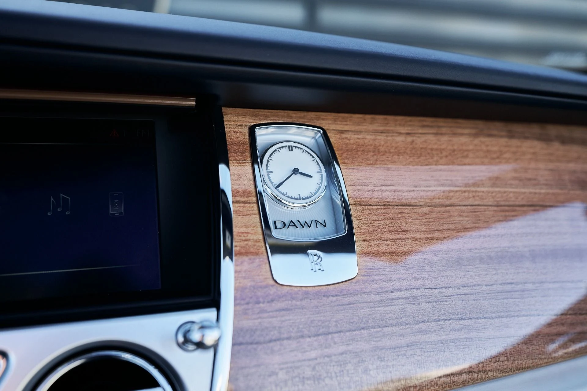 mph061_2415983951_Used_2018_Rolls_Royce_Dawn_1764124459_7d734c875d