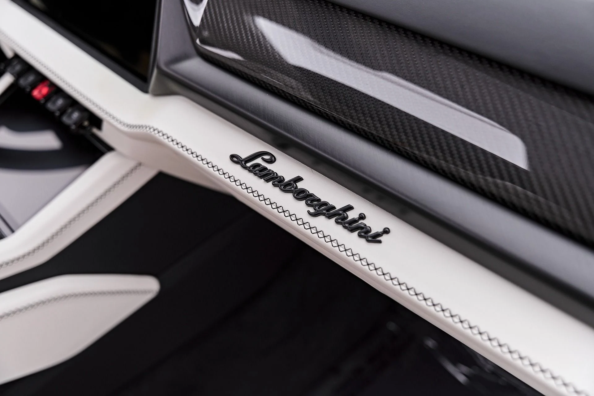 mph061_2532486943_Used_2025_Lamborghini_Urus_SE_1785258992_d4fedb9108