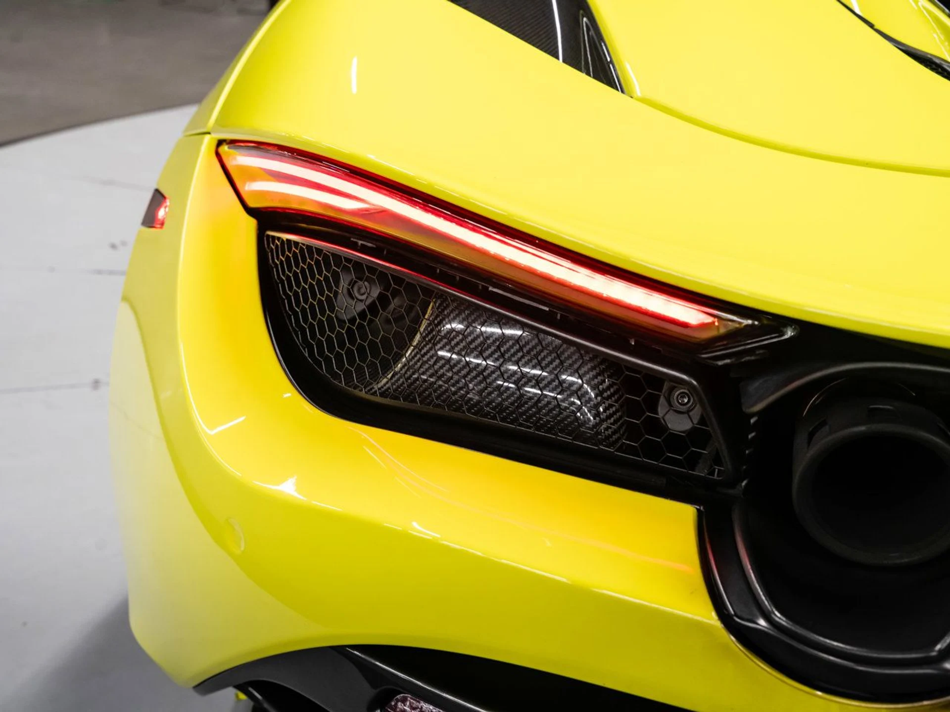 mph061_2654515411_mclaren_720s_2018_4dc750bc86