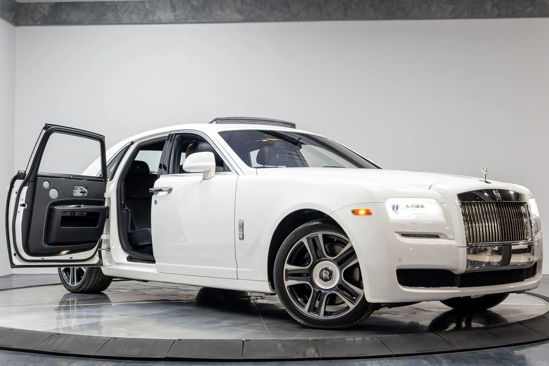 mph061_2676199151_Used_2016_Rolls_Royce_Ghost_1775019332_8387aa81c3