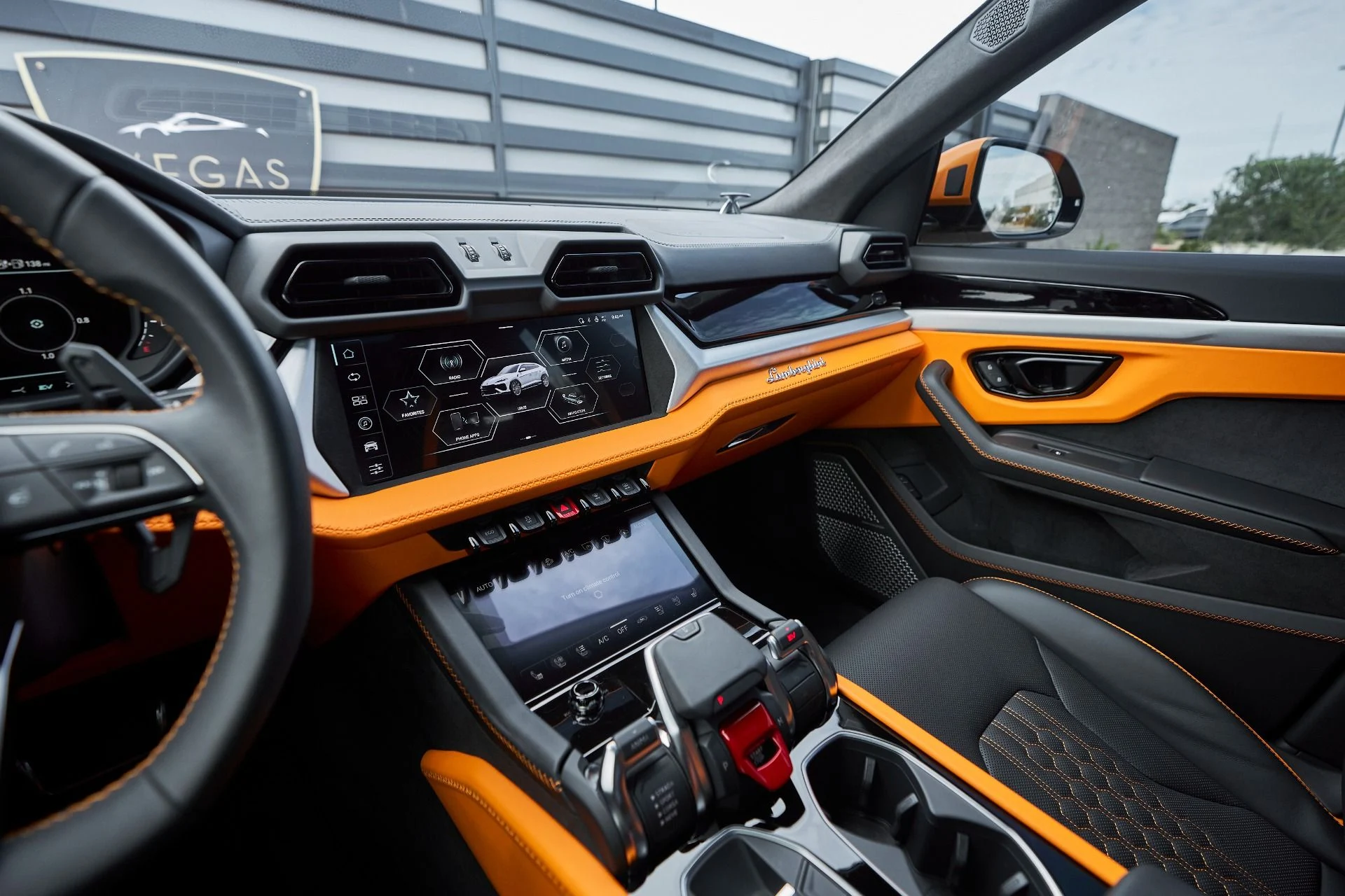 mph061_2702574636_Used_2025_Lamborghini_Urus_SE_1763677081_82fc5f4946