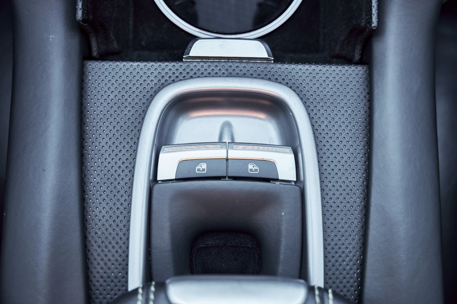 mph061_2751465614_Used_2018_Ferrari_GTC_4_Lusso_T_1770509614_5d117d1628