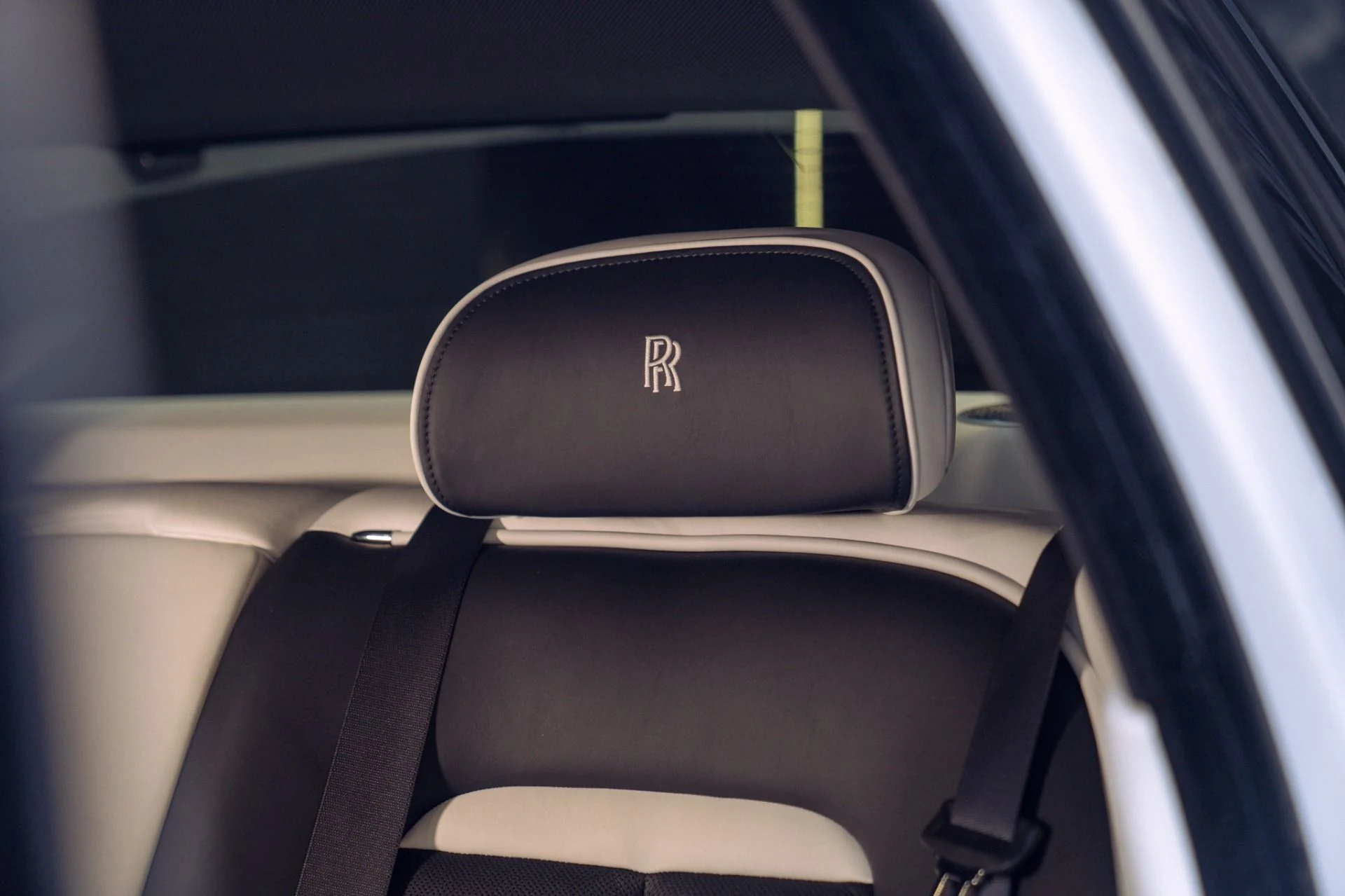 mph061_2895406871_Used_2022_Rolls_Royce_Black_Badge_Ghost_Rear_Theater_and_Trays_Full_Carbon_Interior_Package_1790797785_1e0b0a7d6b