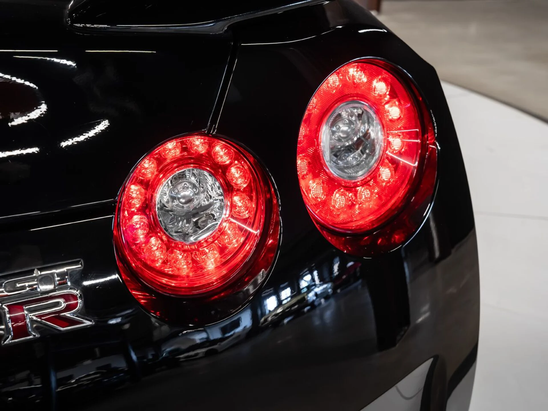 mph061_3066200876_nissan_gt_r_2009_5df997b732