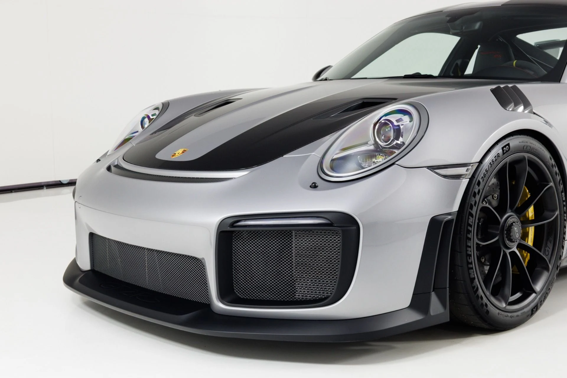 mph061_3280631099_Used_2018_Porsche_911_GT_2_RS_1791916169_1576835841