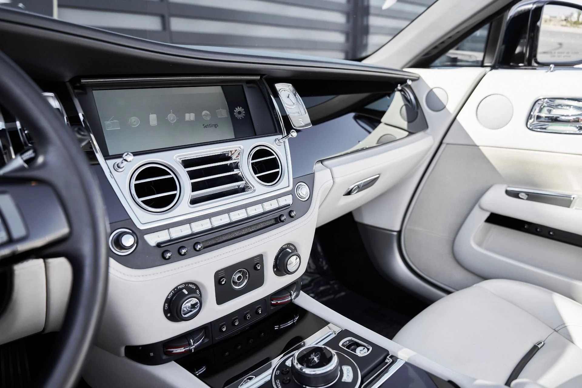 mph061_3312755399_Used_2016_Rolls_Royce_Dawn_Base_1770086778_047479ed53