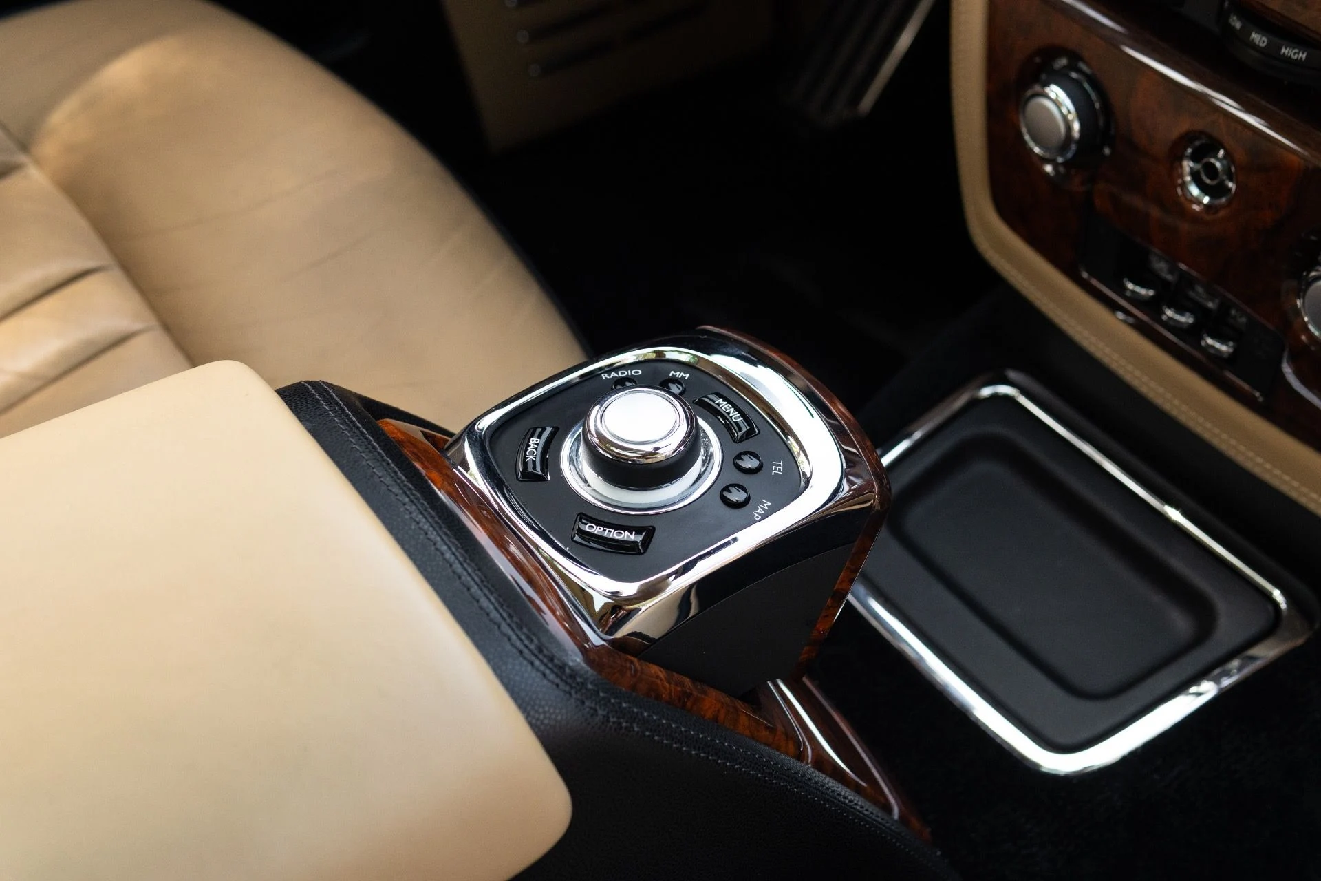 mph061_3602391946_Used_2015_Rolls_Royce_Phantom_1779983365_e979fa1d3f