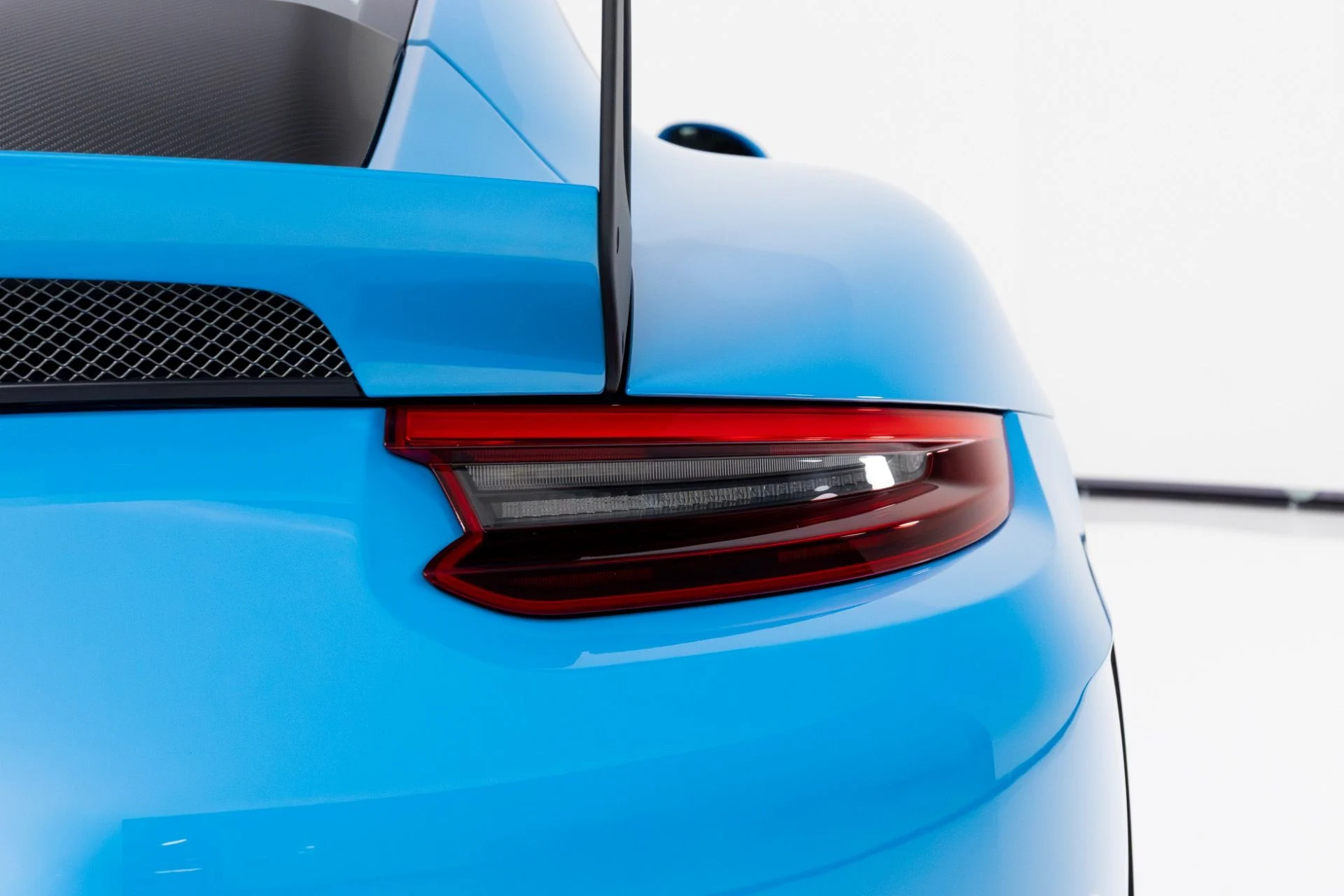 mph061_3604044127_Used_2018_Porsche_911_GT_2_RS_1766512611_53e3cd4c5a