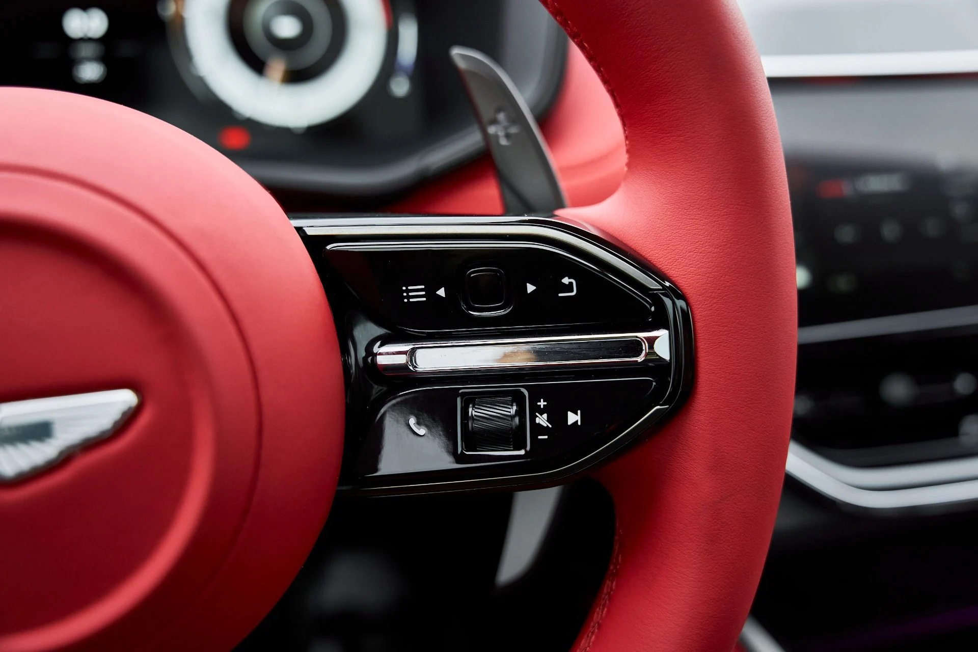 mph061_3670690323_Used_2025_Aston_Martin_DBX_707_1766785408_ff6d135e20