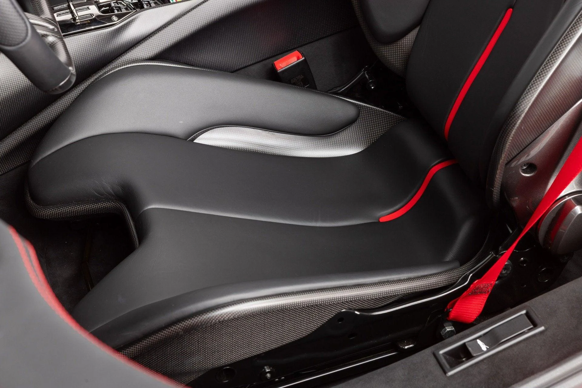 mph061_3679763952_Used_2022_Ferrari_SF_90_Spider_1777367635_d5a93a898e