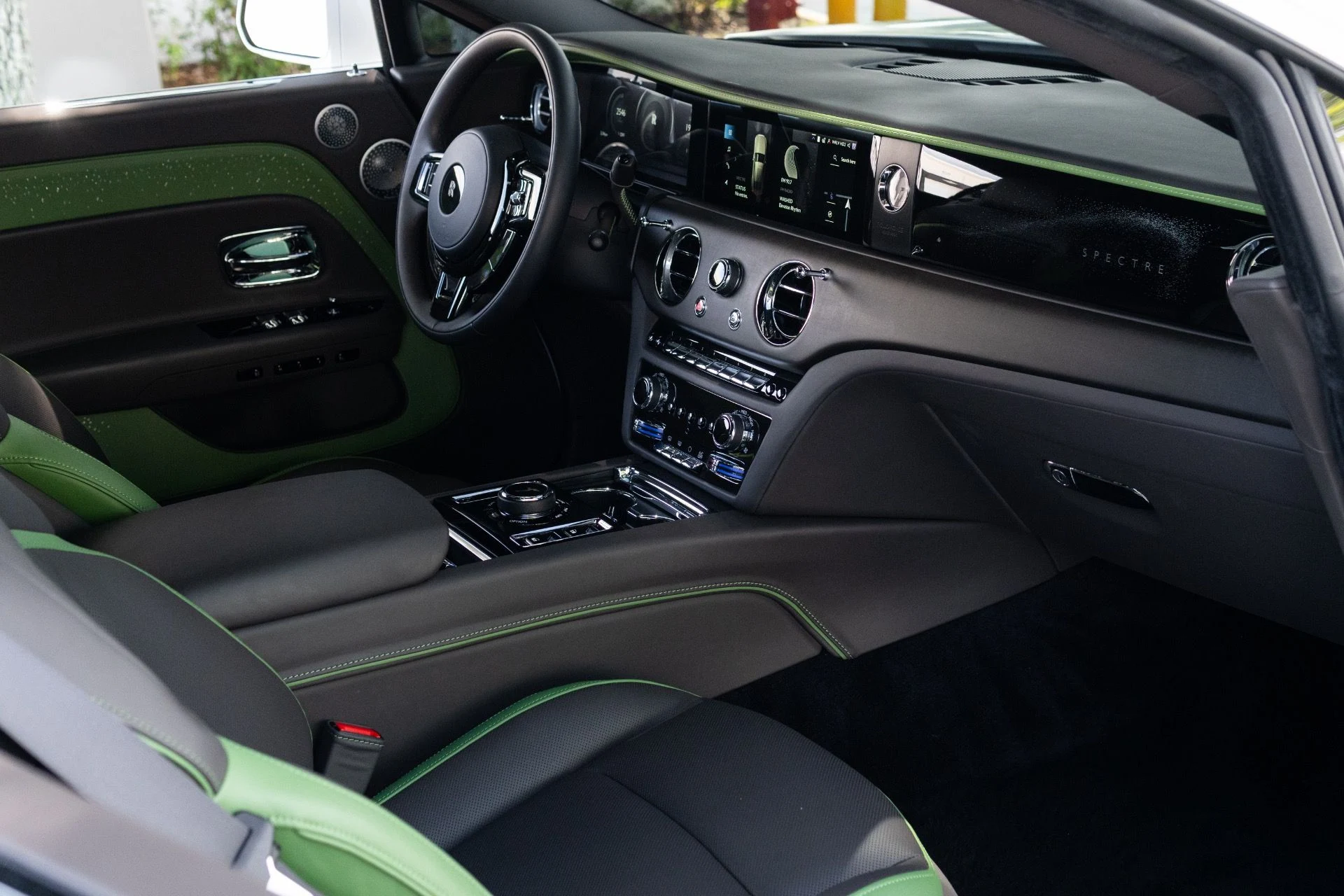 mph061_3692560944_Used_2024_Rolls_Royce_Spectre_1775023108_4680153e5a