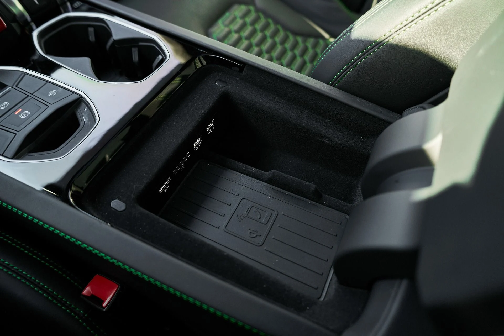 mph061_3702463463_Used_2021_Lamborghini_Urus_1765854562_6db46e4491