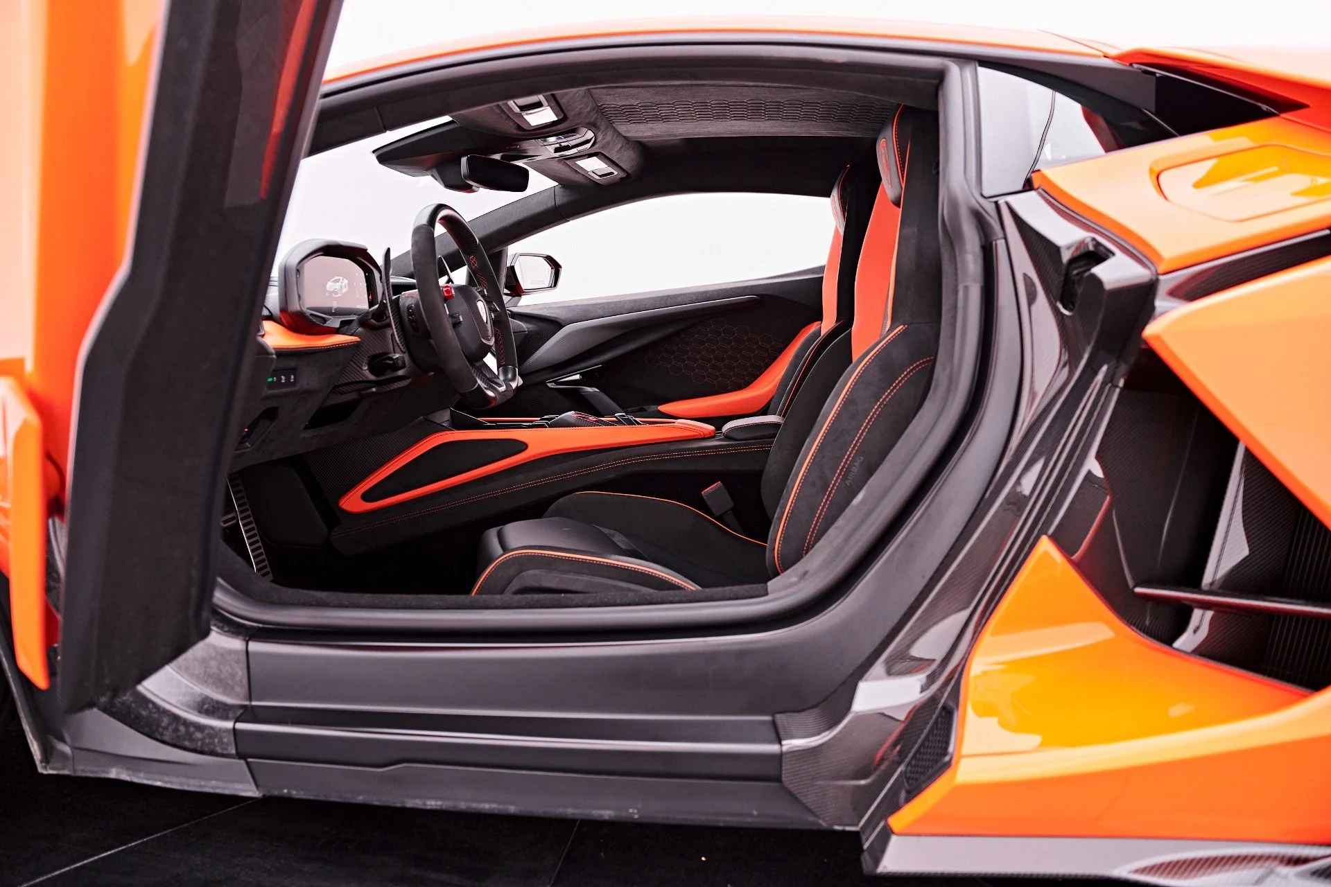mph061_375809433_Used_2024_Lamborghini_Revuelto_Base_1786150983_c4d5795981