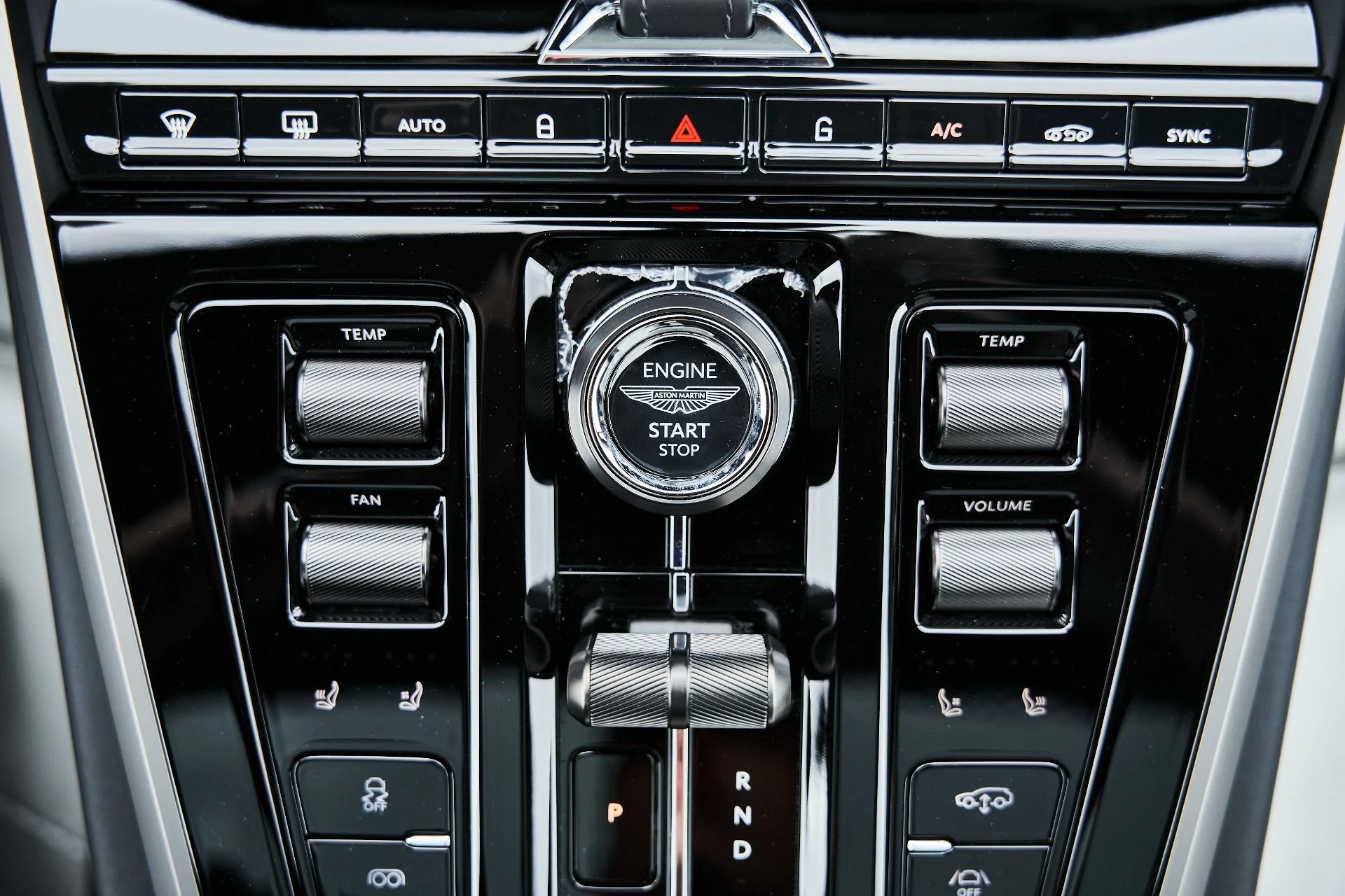 mph061_3878296271_Used_2025_Aston_Martin_DBX_707_1775008039_d9d8c19b60