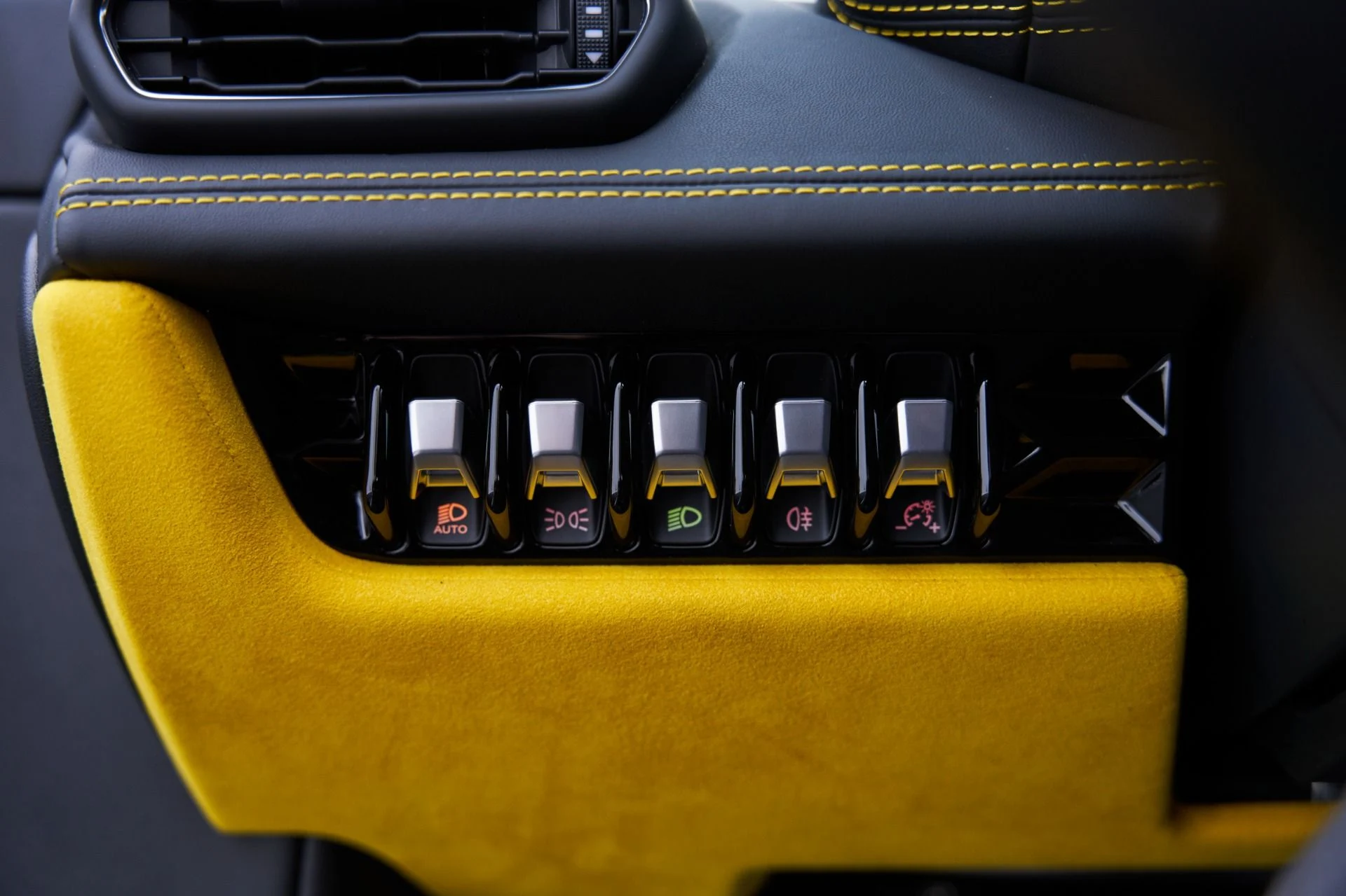 mph061_3977262284_Used_2024_Lamborghini_Huracan_1793135616_dd8f9b3e7d