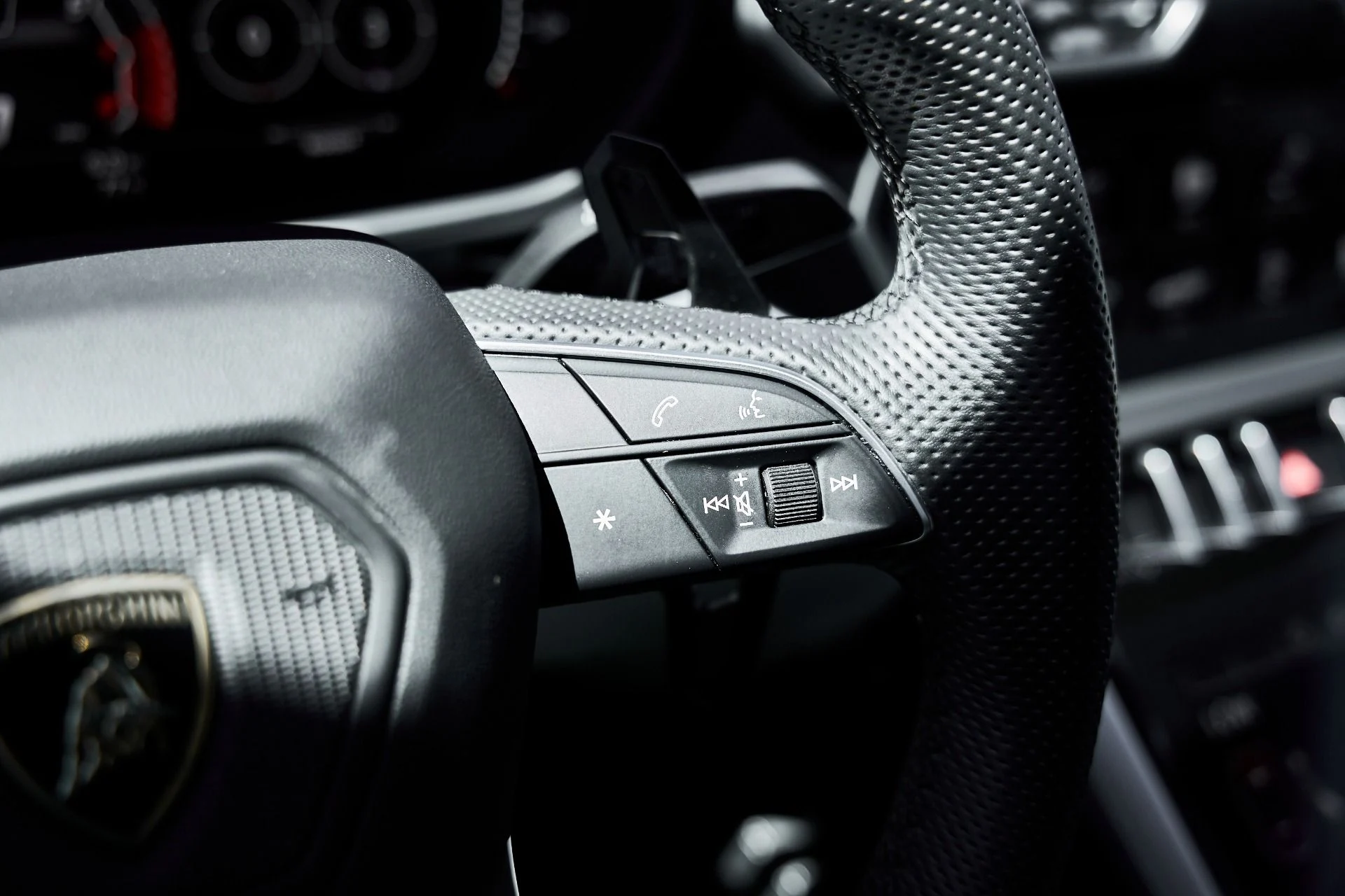 mph061_399097750_Used_2019_Lamborghini_Urus_Base_1776301908_f222e30111