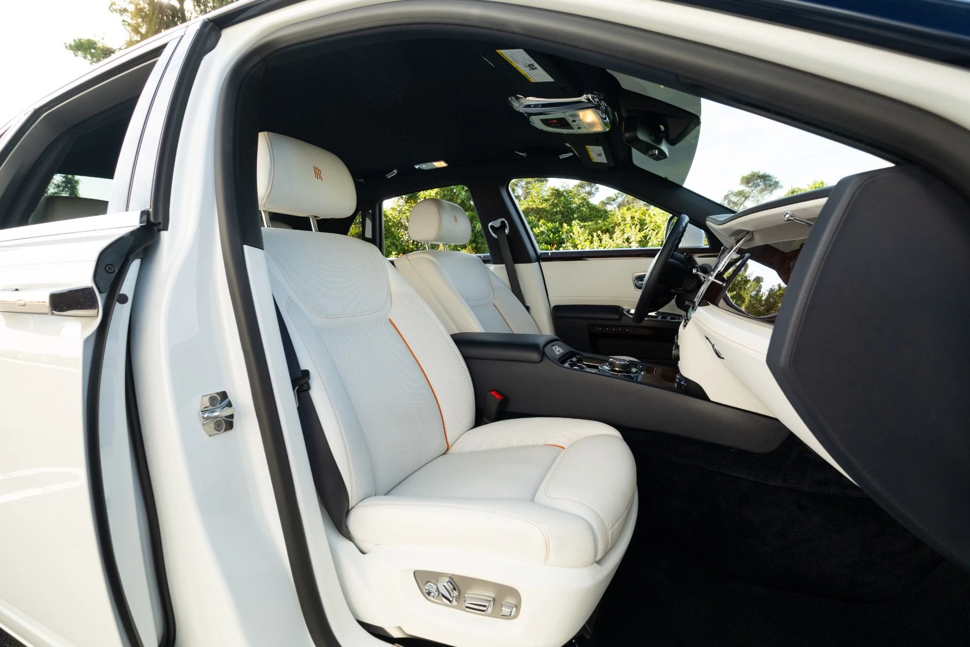 mph061_4031192439_Used_2018_Rolls_Royce_Ghost_1765824060_354bc19486