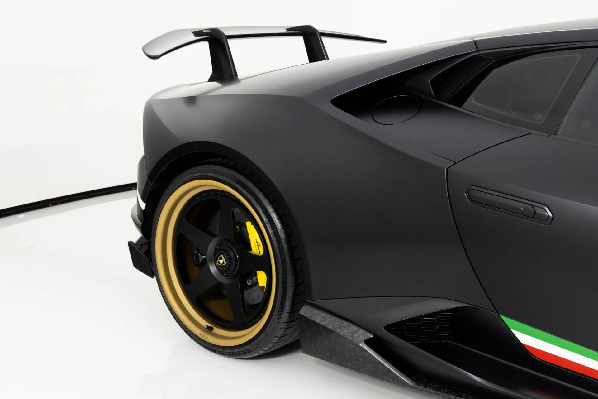 mph061_4071704734_Used_2018_Lamborghini_Huracan_Performante_1762565934_ccca0b3282