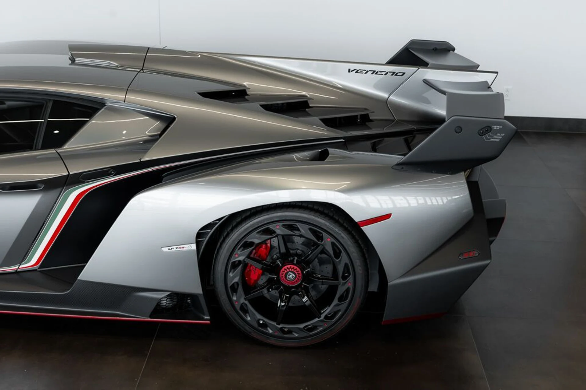 mph061_4079423426_lamborghini_veneno_2014_jpg_v_1779988126_6dd87203b9