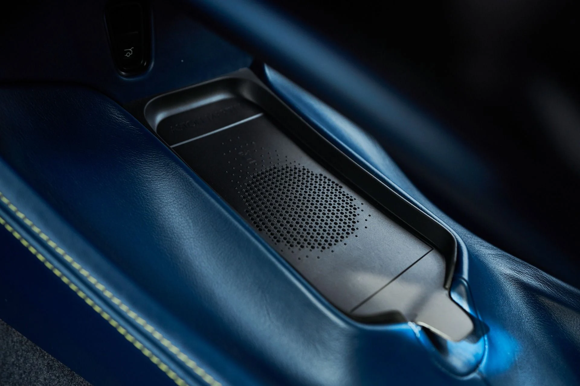 mph061_4098252938_Used_2023_Aston_Martin_DBX_707_1762900417_18c2e92d8a