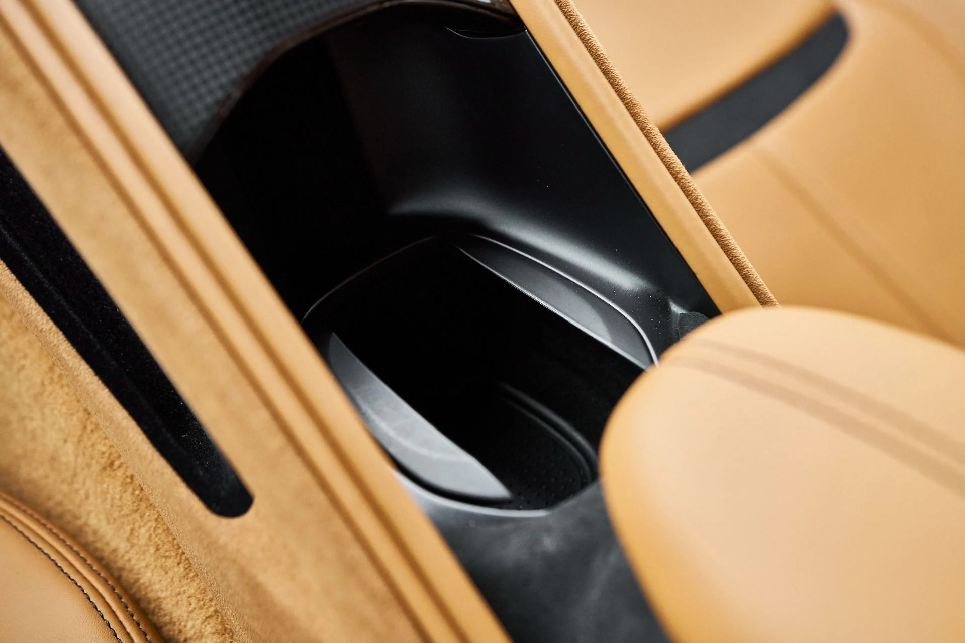 mph061_530596717_Used_2023_Ferrari_Roma_Base_1761599100_b339f97027