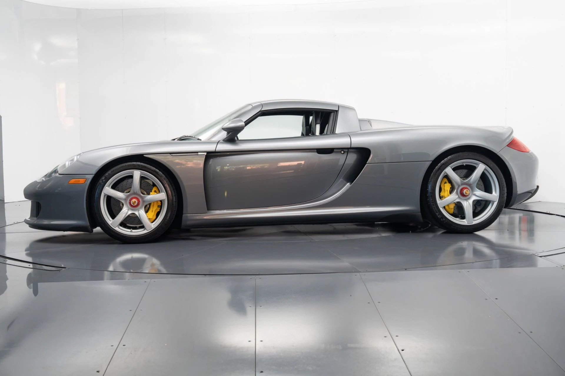 mph061_53475088_Used_2004_Porsche_Carrera_GT_1793121960_7952bd6e63