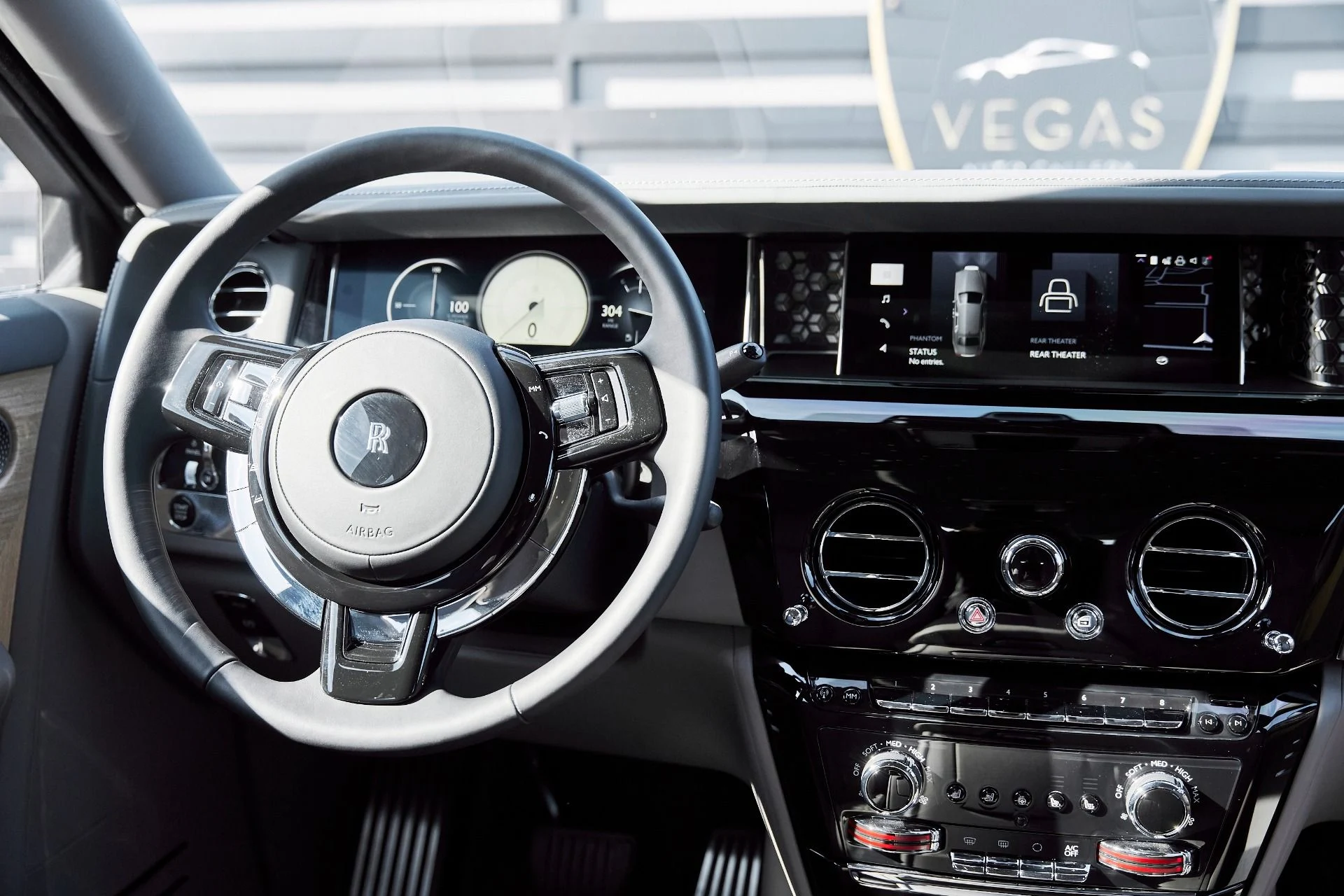 mph061_621014068_Used_2025_Rolls_Royce_Phantom_Base_1769480991_78dcfc7b59