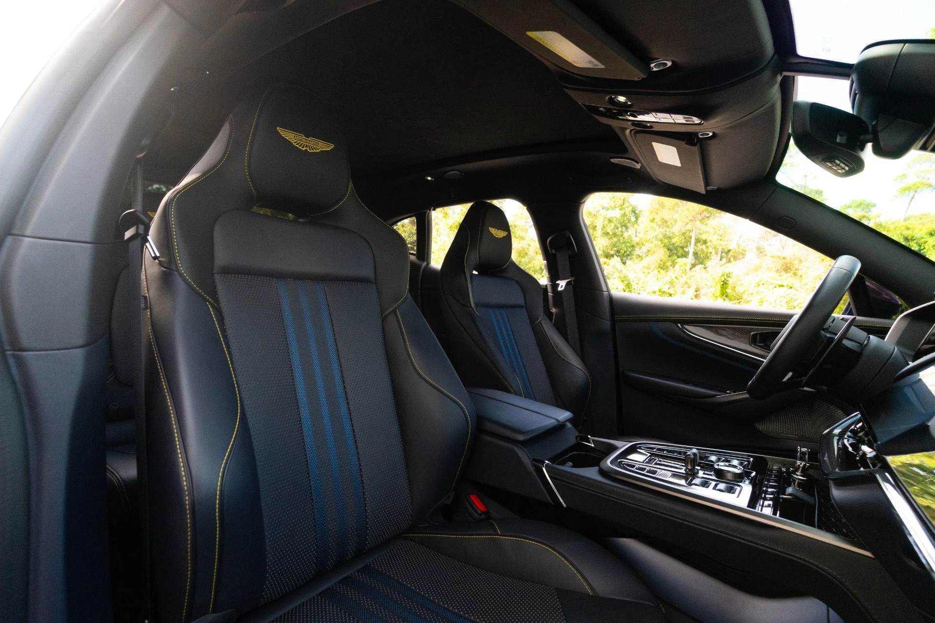 mph061_811322271_Used_2025_Aston_Martin_DBX_707_1764700620_904c4bcfb3