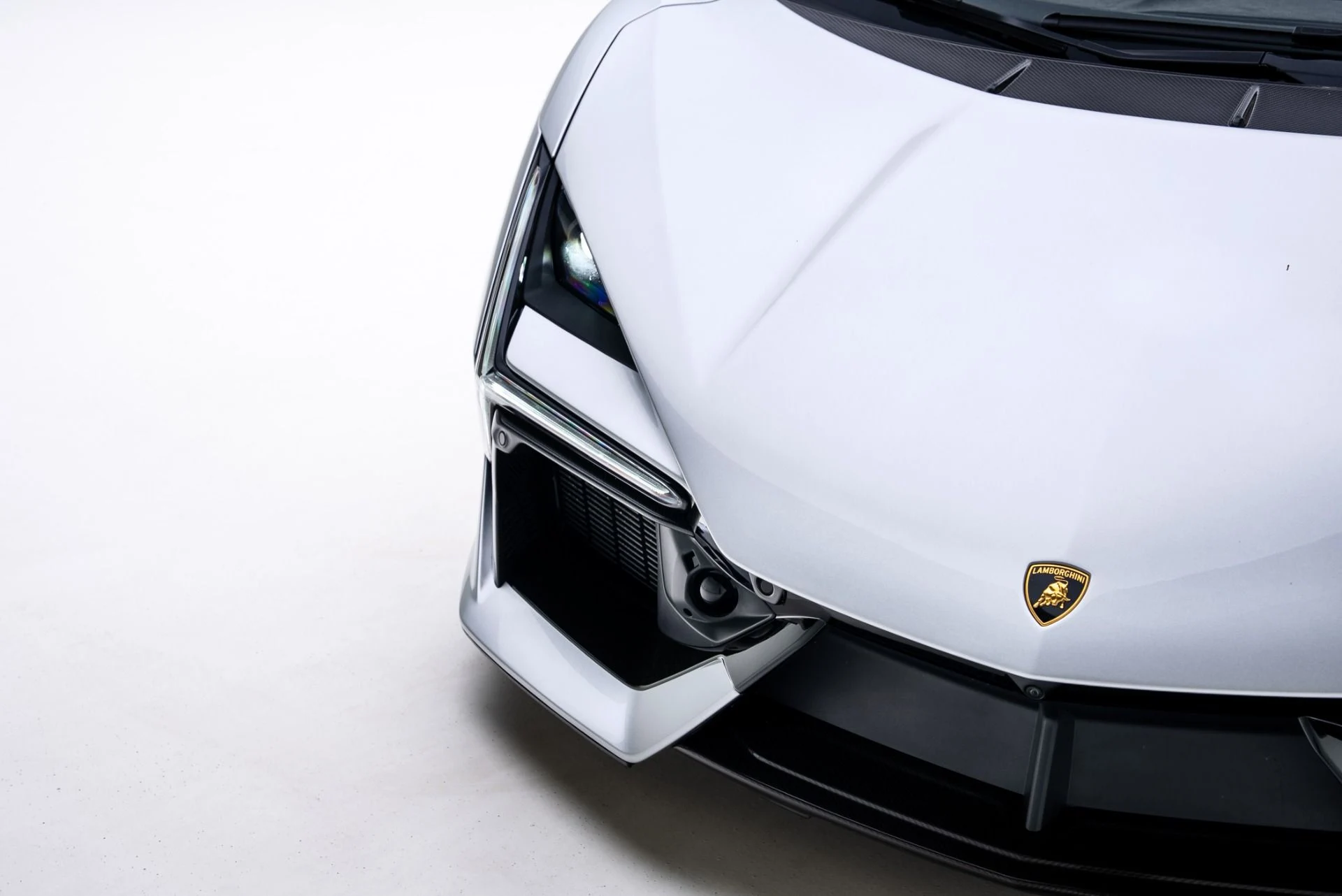 mph061_900840657_Used_2025_Lamborghini_Revuelto_1770663066_be0d422499