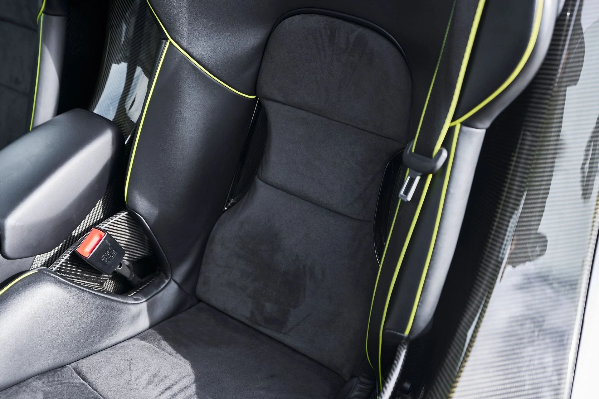 mph061_983780760_Used_2015_Porsche_918_Spyder_w_Weissach_Package_1764874366_71143e108c