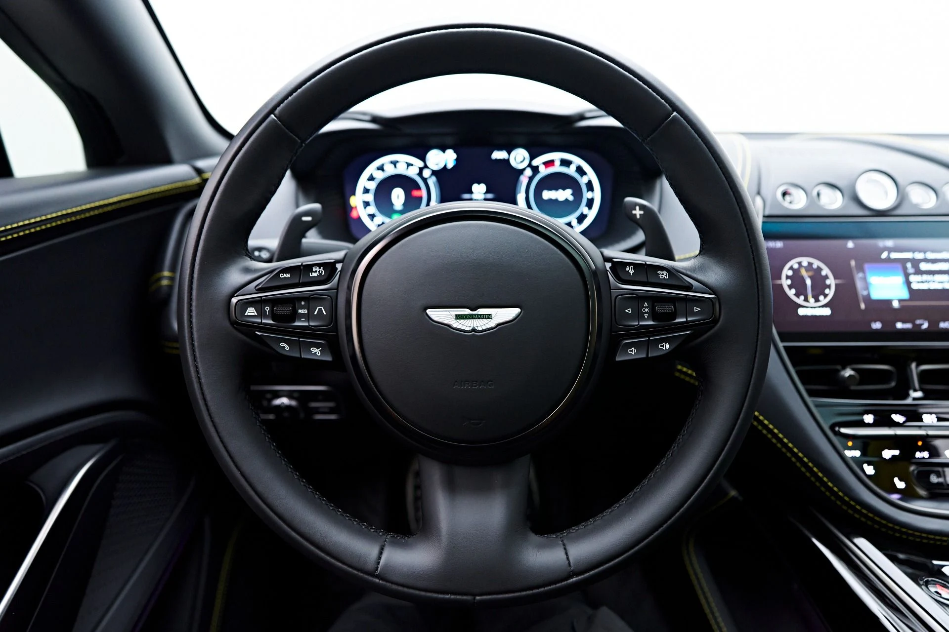 mph062_1068954975_Used_2024_Aston_Martin_DBX_707_1753235896_499dbaae10