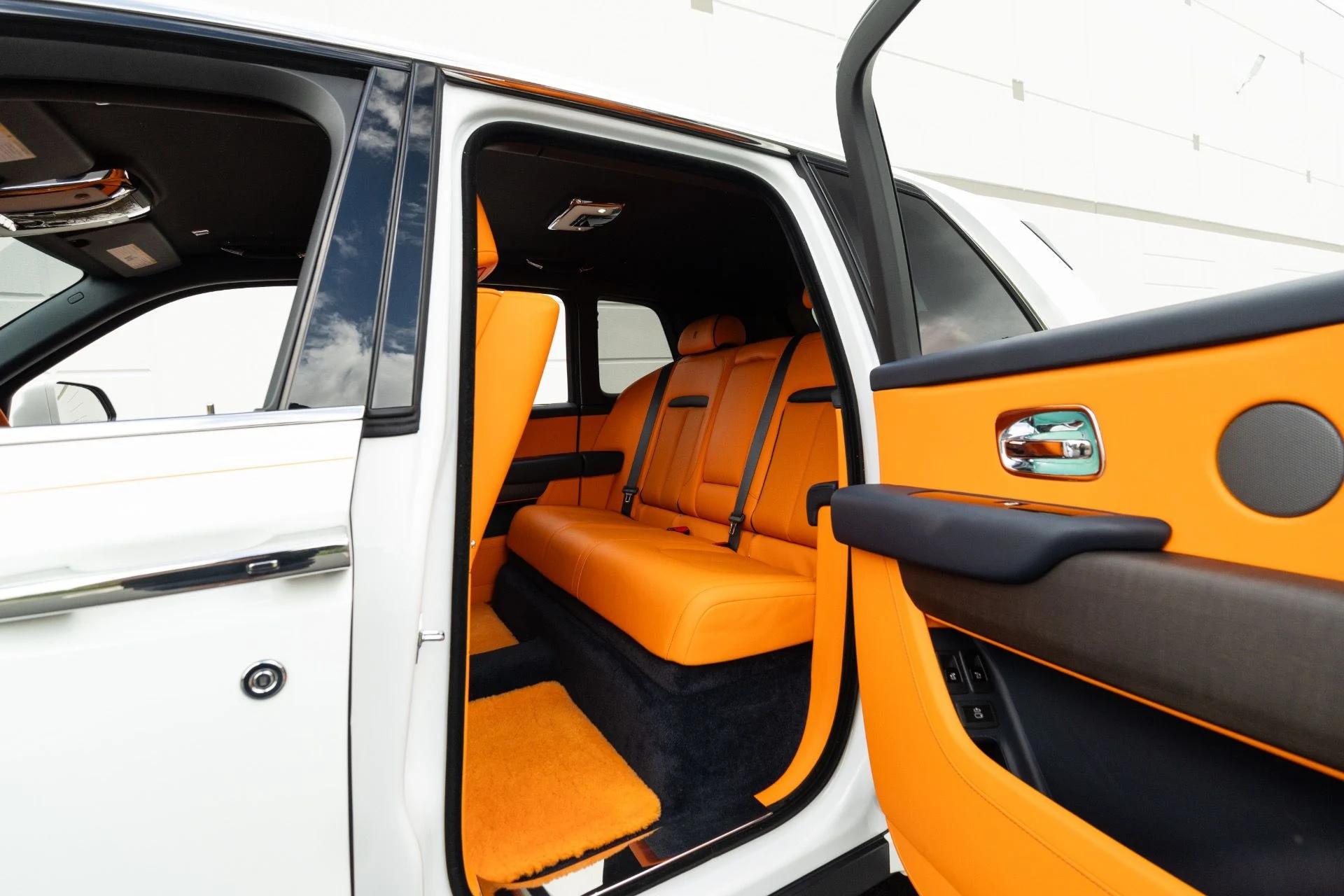 mph062_1141888024_Used_2023_Rolls_Royce_Cullinan_1766776442_5fc7a795cd