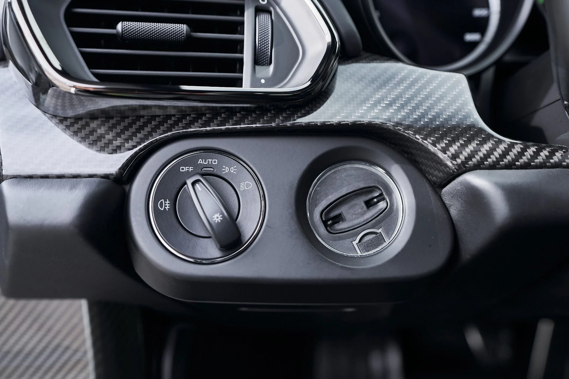 mph062_1421803730_Used_2015_Porsche_918_Spyder_w_Weissach_Package_1764874366_d0f3bf4e5a