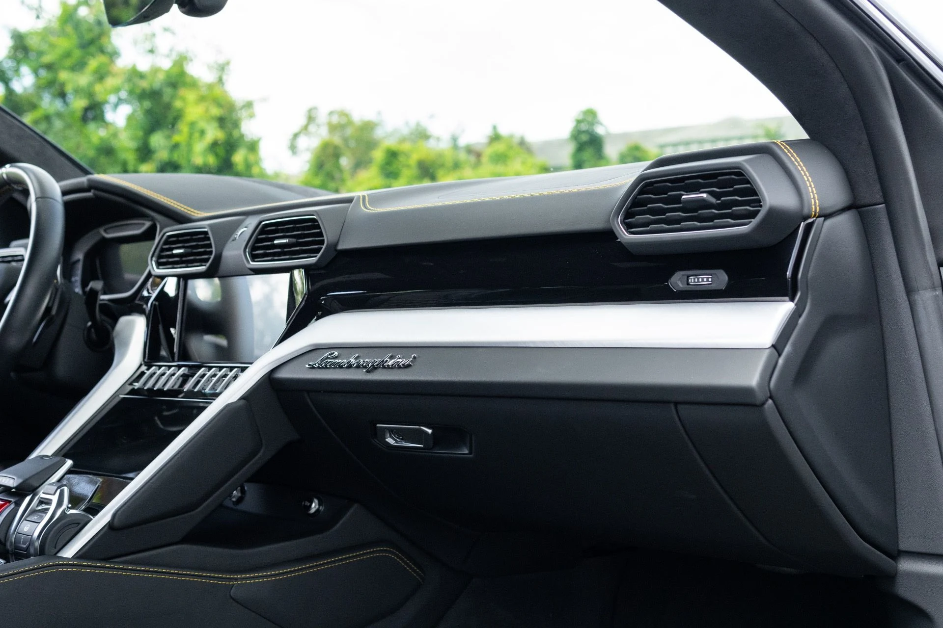 mph062_1583250692_Used_2022_Lamborghini_Urus_1776127243_ad27f14380