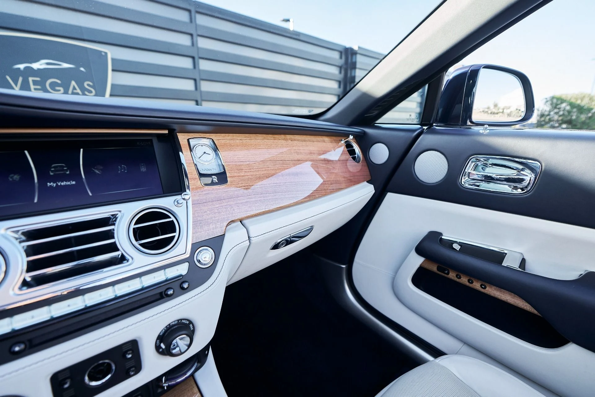 mph062_1615644699_Used_2018_Rolls_Royce_Dawn_1764124461_20617970f1